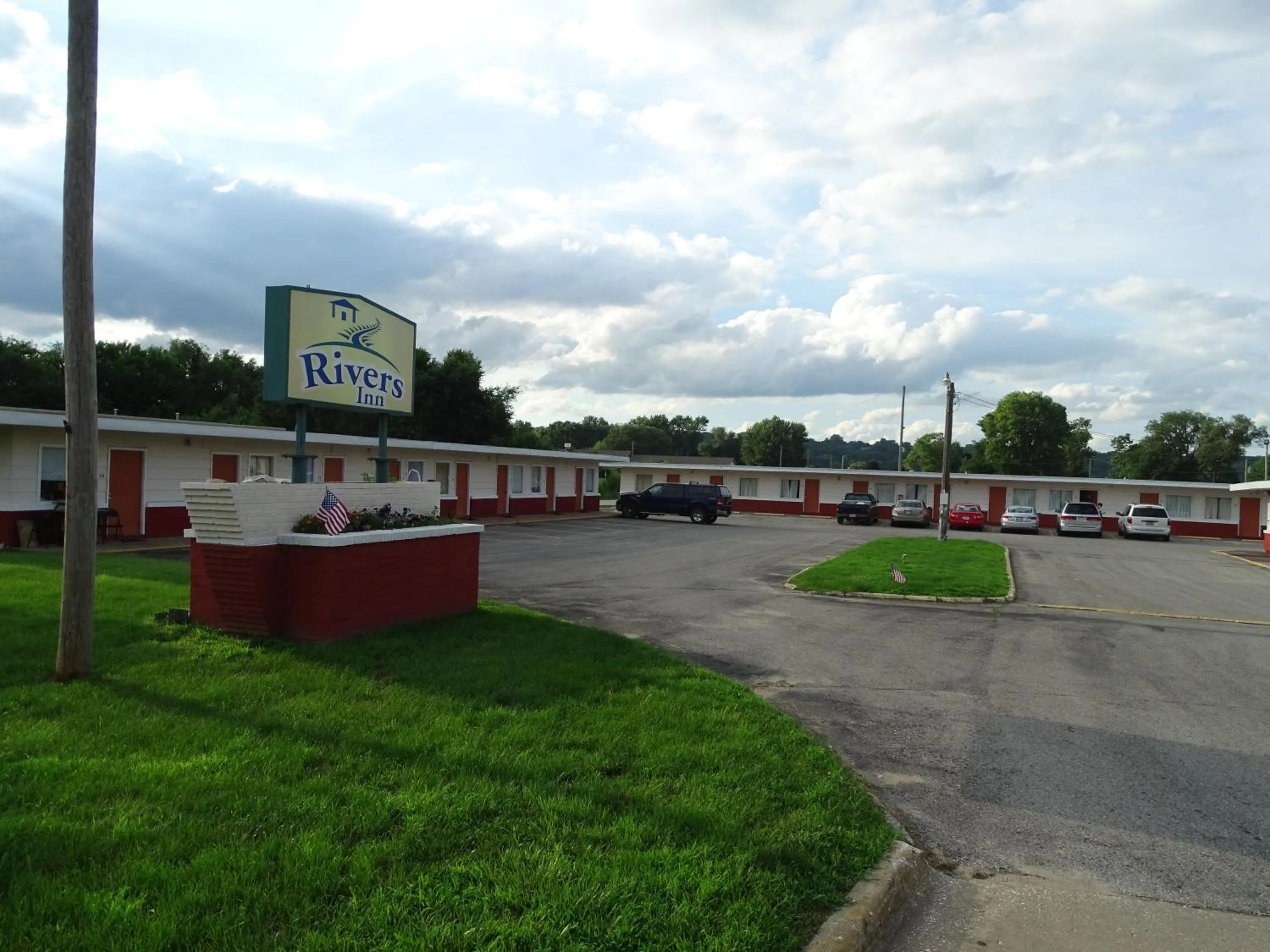Facade/entrance in Rivers Inn