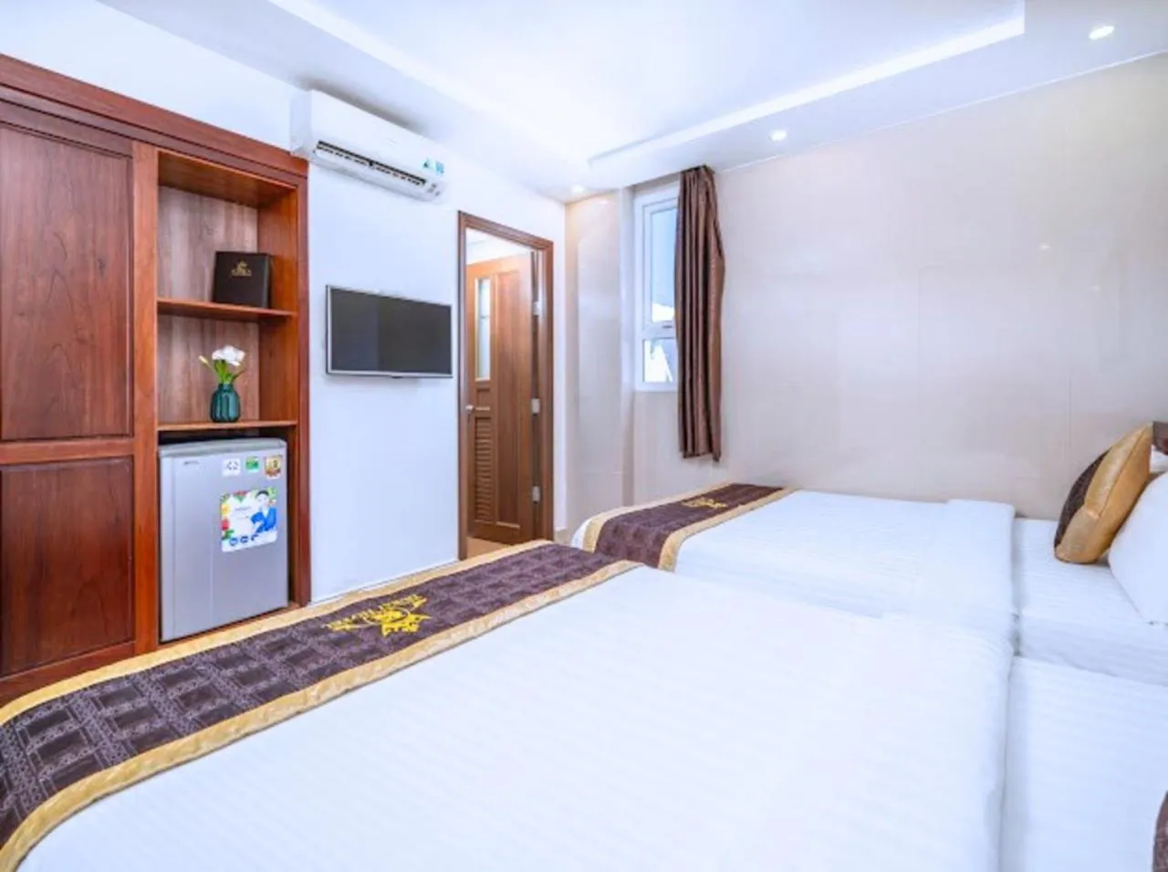 Communal lounge/ TV room, Bed in Dubai Hotel