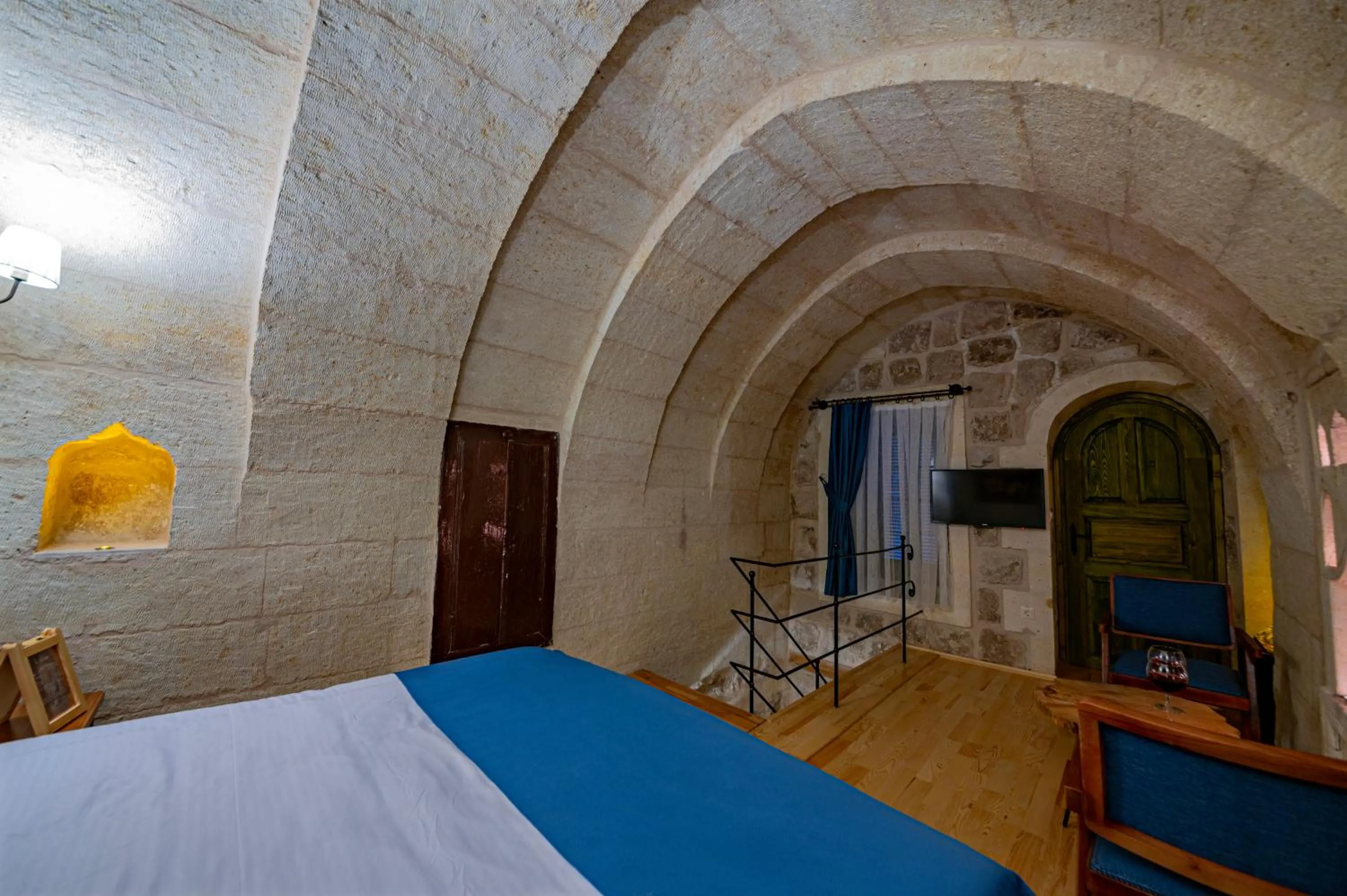 Seating area, Bed in Janus Cappadocia