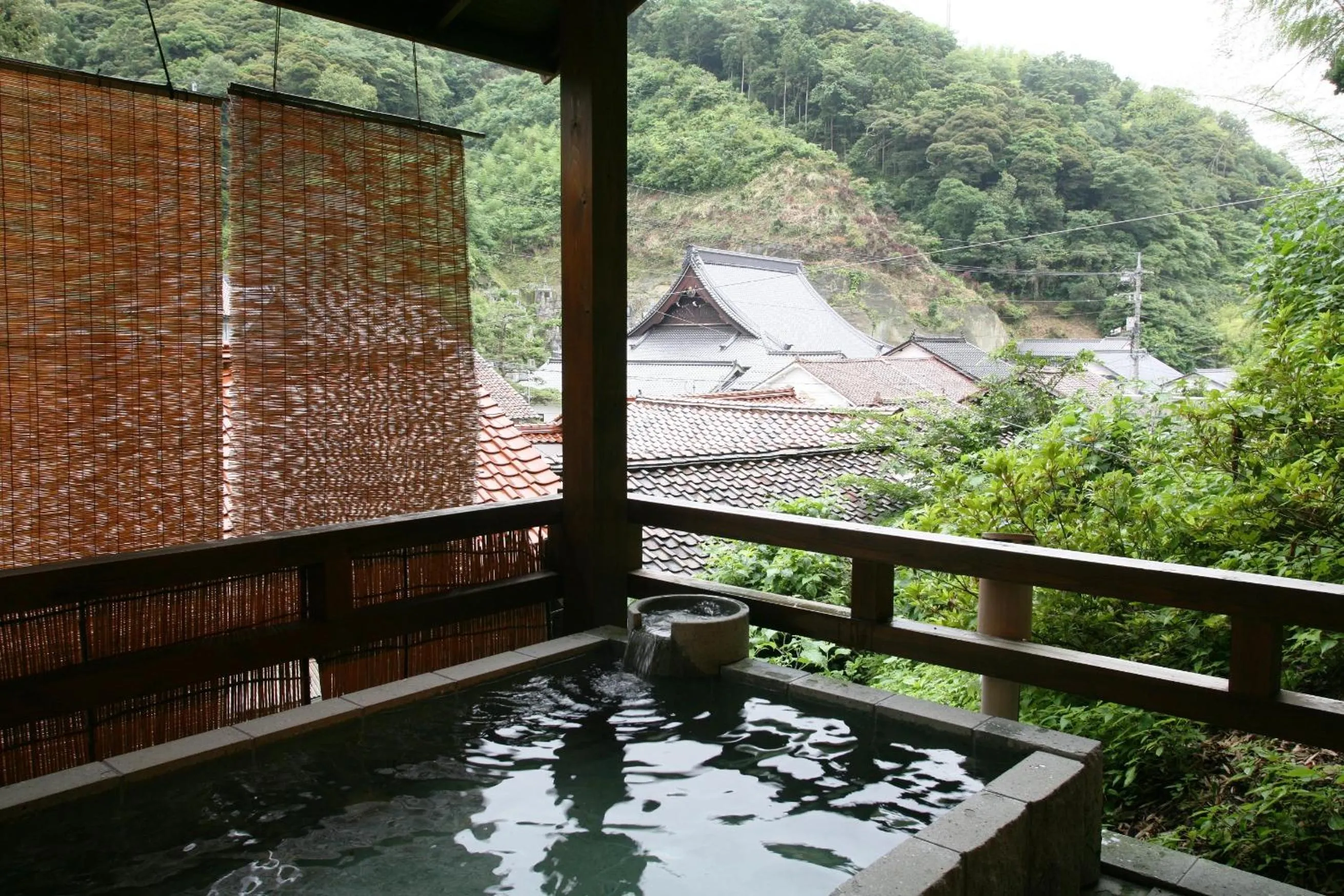Hot Tub in Tabinoyado Kiunsoh