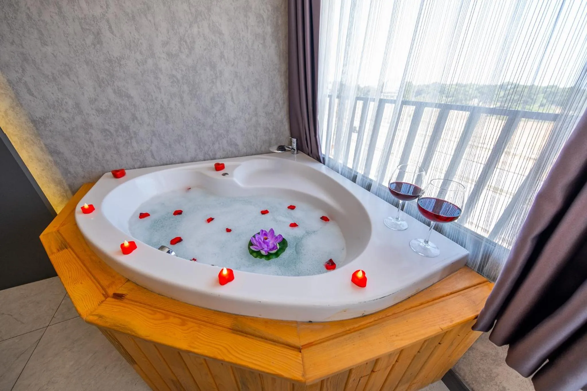 Hot Tub in Mrt Suites Lara