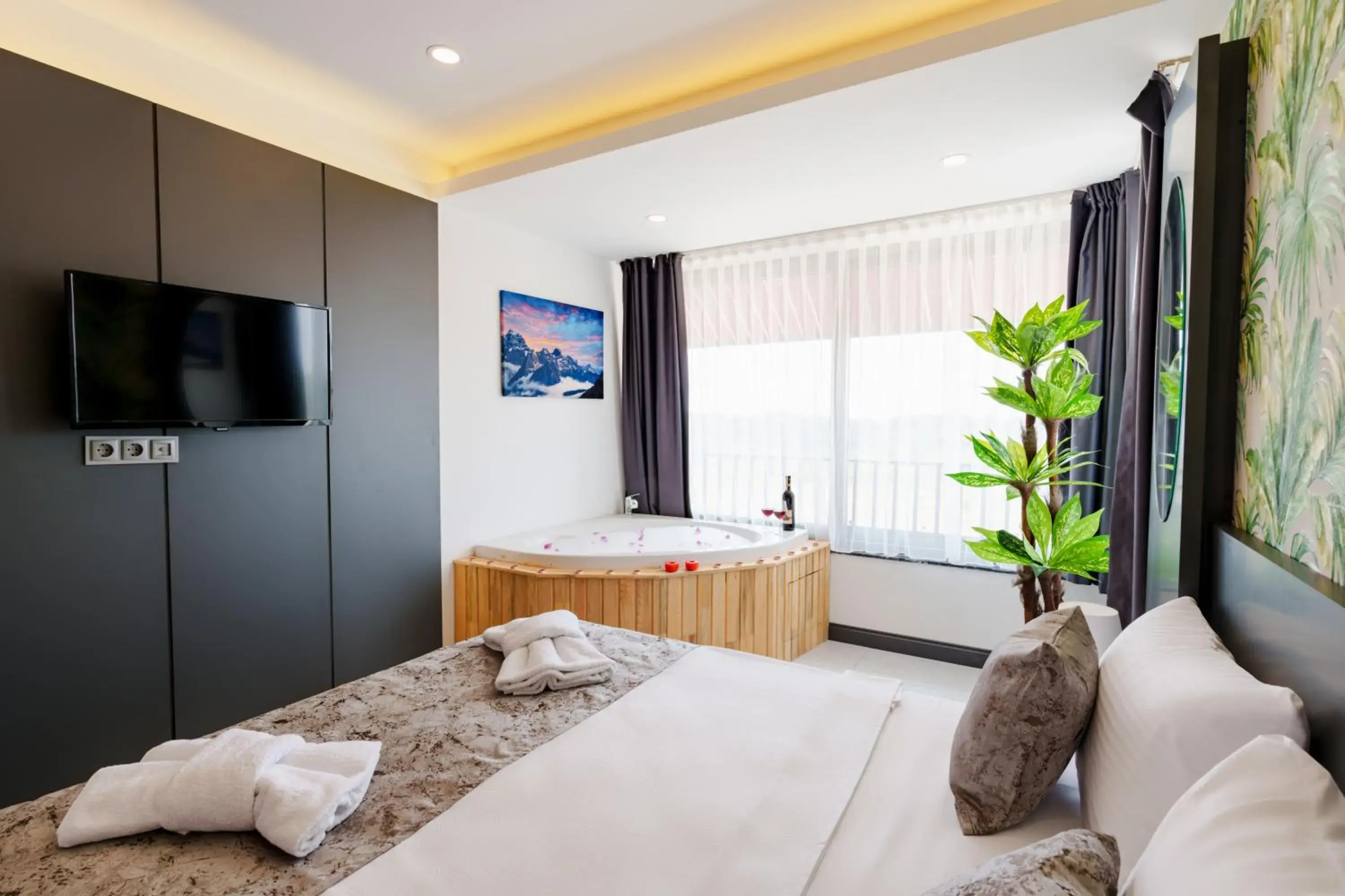 Queen Suite with Spa Bath in Mrt Suites Lara Queen Suite with Spa Bath in Mrt Suites Lara