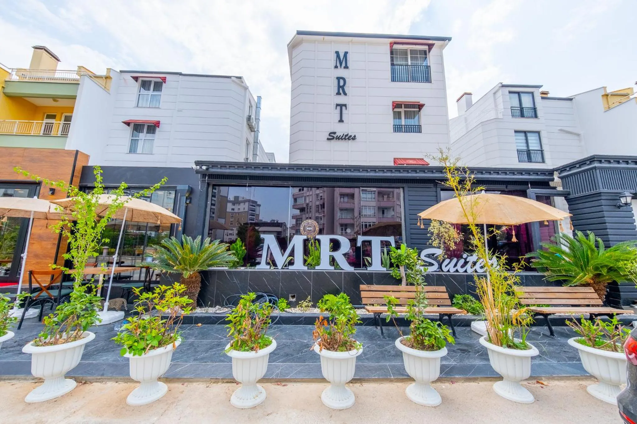 Property building in Mrt Suites Lara