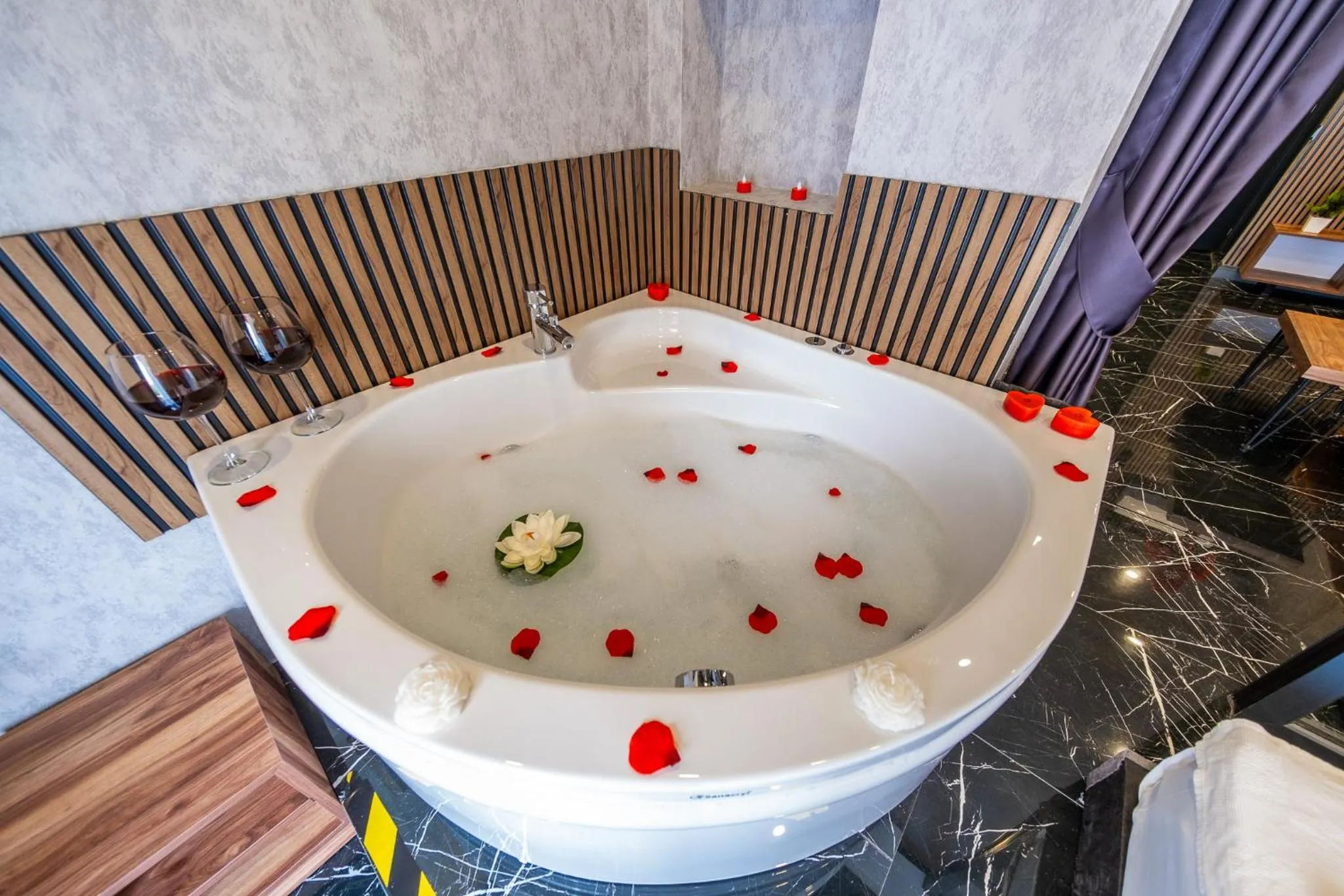 Hot Tub in Mrt Suites Lara