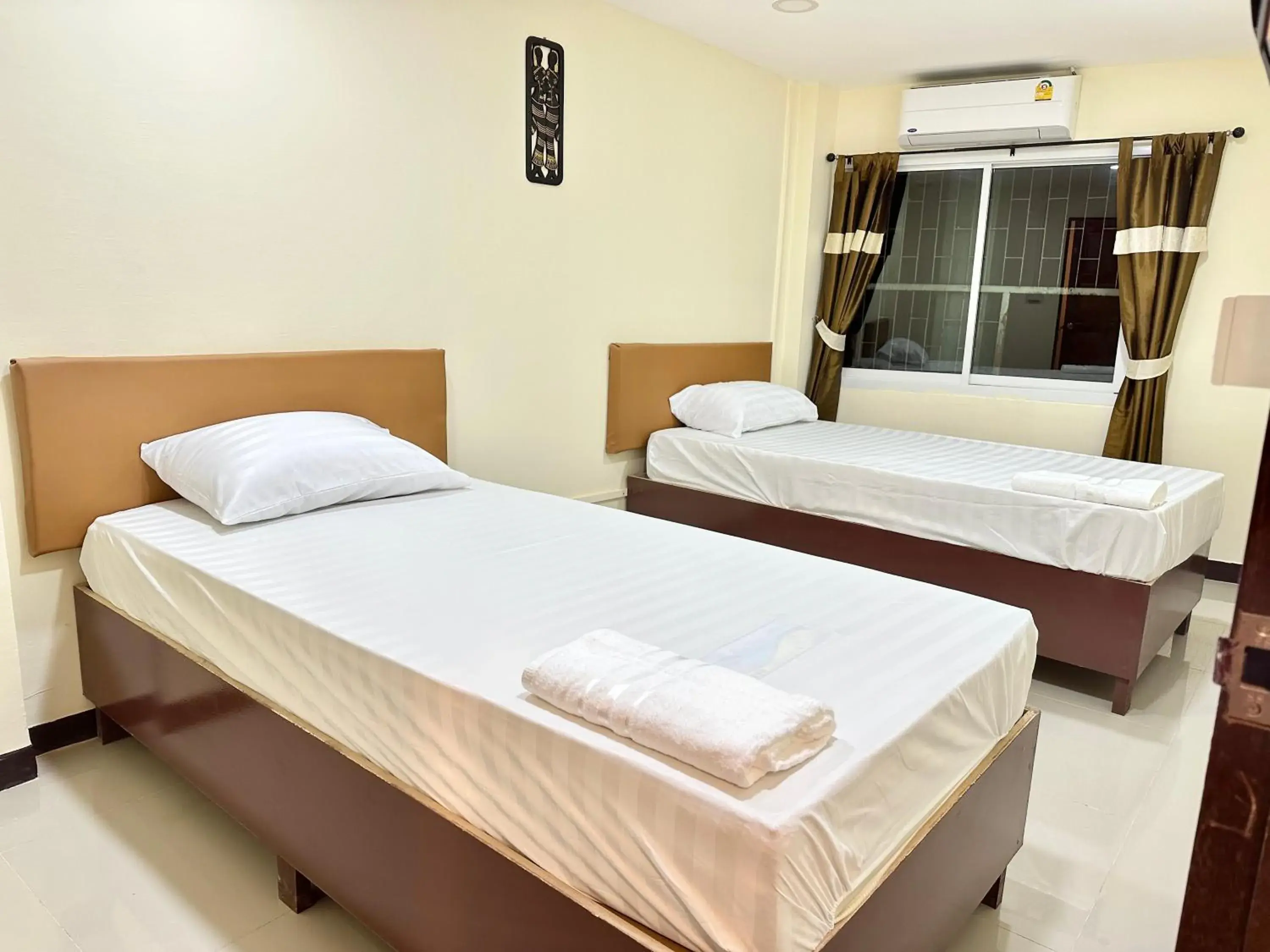 Twin Room with Private Bathroom in Baan at Khaosan Hostel Twin Room with Private Bathroom in Baan at Khaosan Hostel