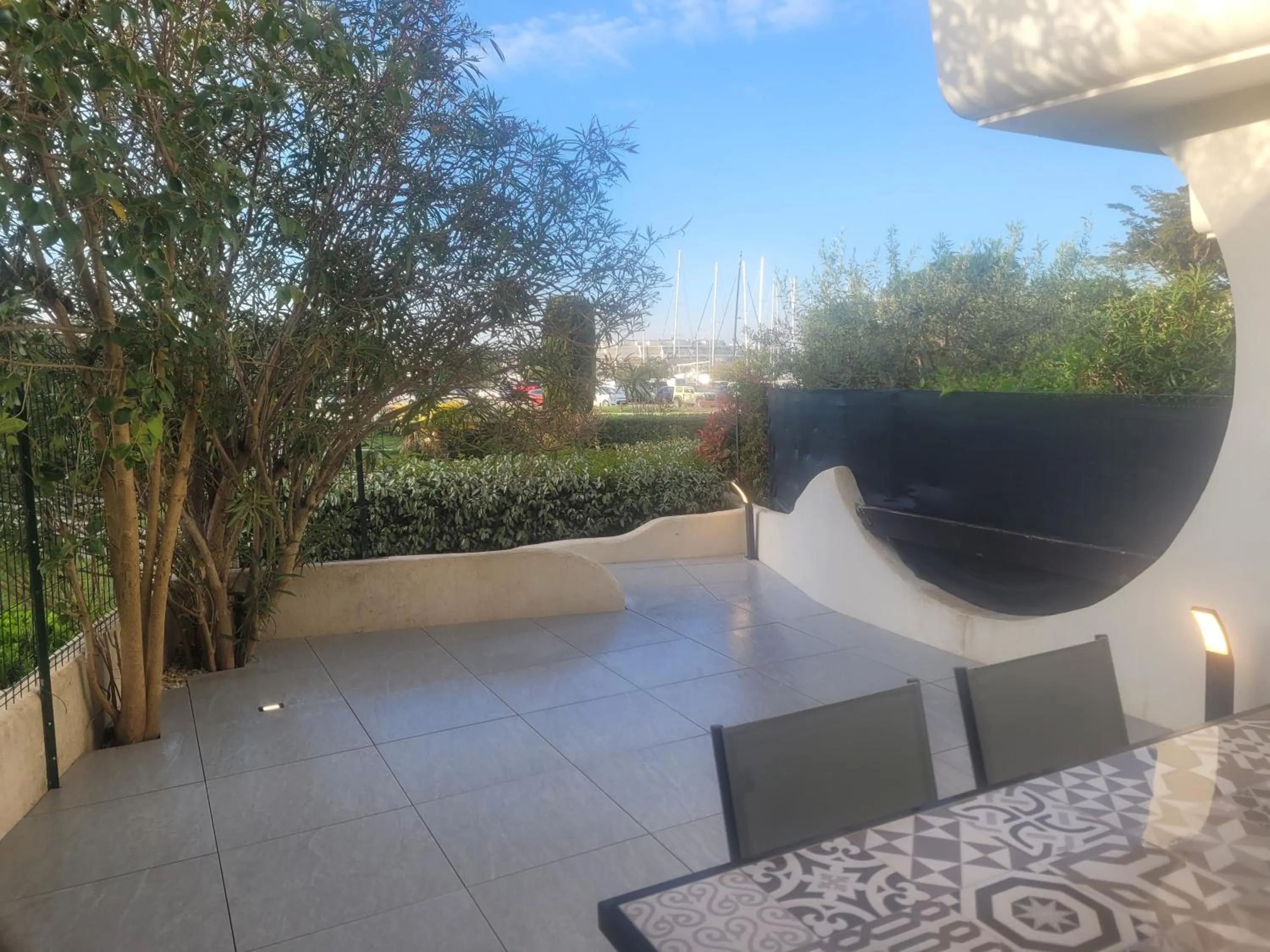 One-Bedroom Apartment in Spacieux rez de jardin vue sur port de plaisance