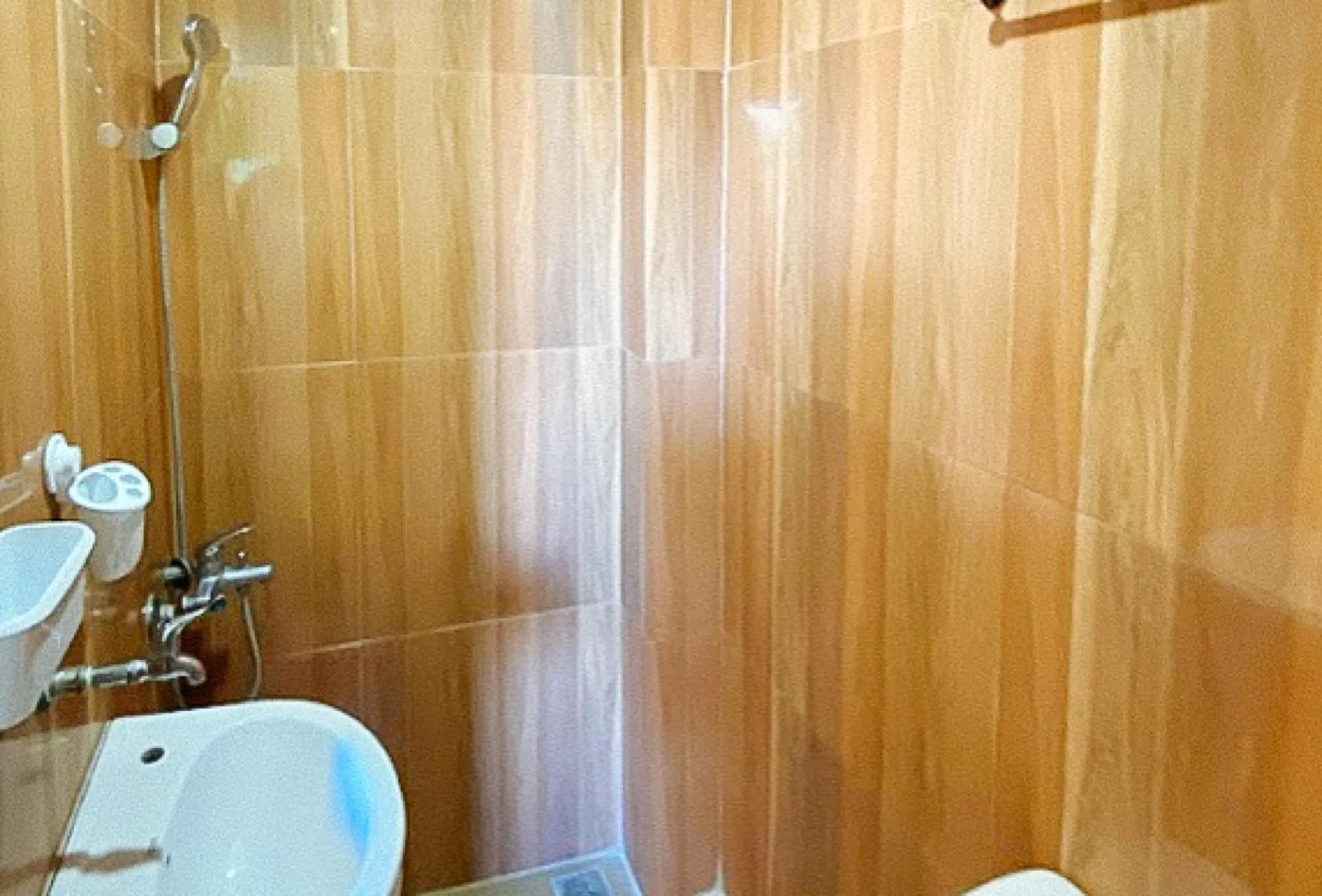 Shower in RedDoorz @ 4ks Pension House Bogo City Cebu