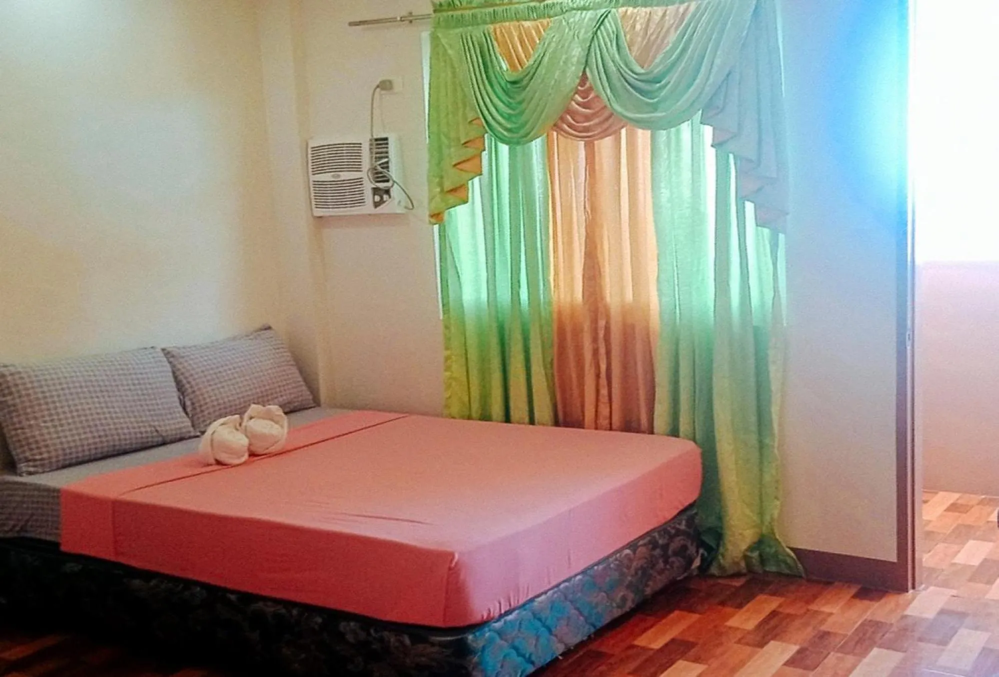 Bed in RedDoorz @ 4ks Pension House Bogo City Cebu