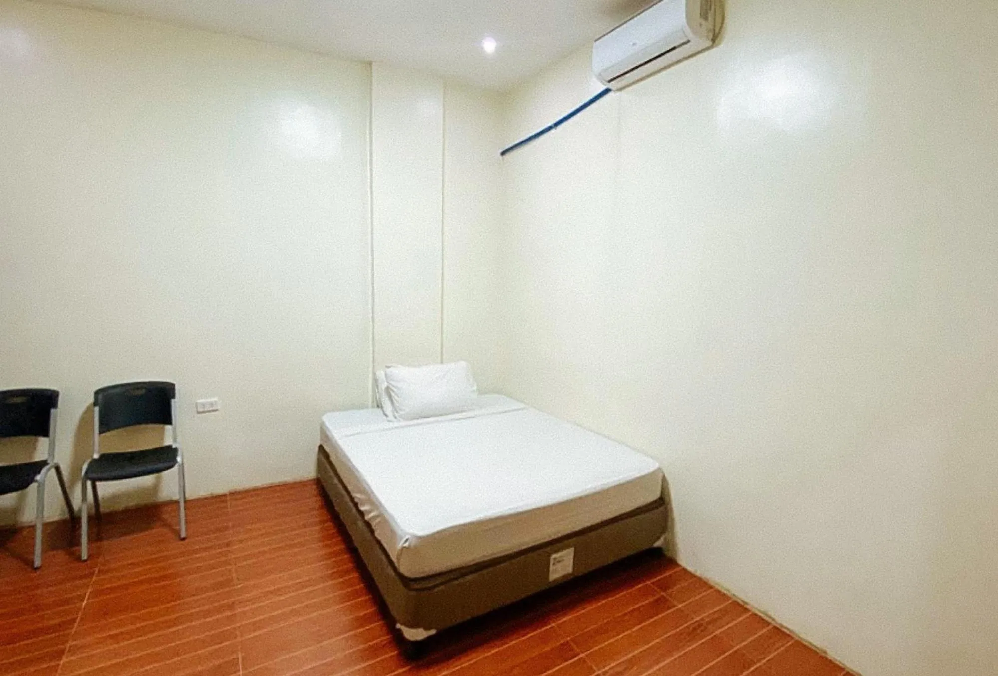 Bed in RedDoorz @ 4ks Pension House Bogo City Cebu