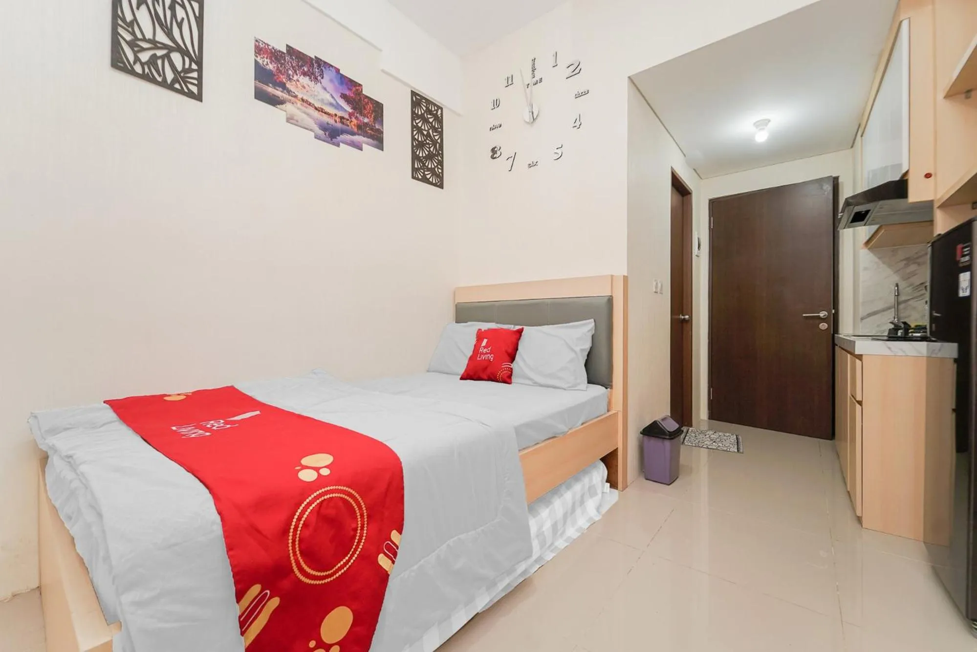 Bed in RedLiving Apartemen Transpark Juanda - Frams Properti Tower Jade with Netflix