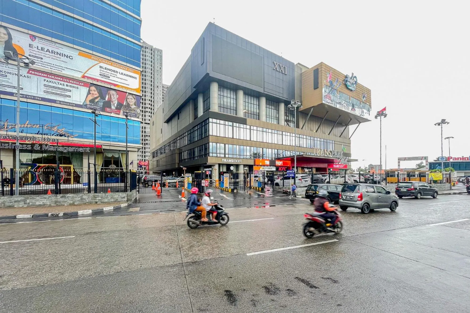 Property building in RedLiving Apartemen Transpark Juanda - Frams Properti Tower Jade with Netflix