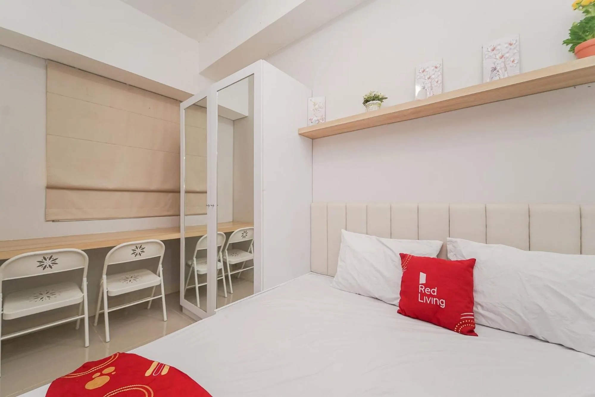 Bed in RedLiving Apartemen Transpark Juanda - Frams Properti Tower Jade with Netflix