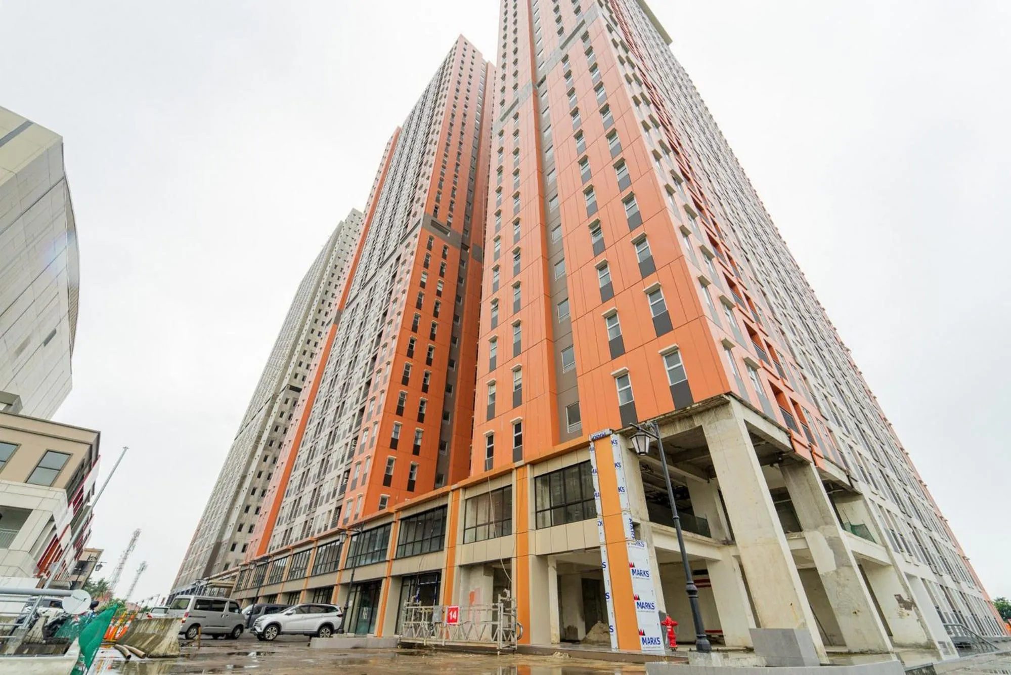 Property building in RedLiving Apartemen Transpark Juanda - Frams Properti Tower Jade with Netflix