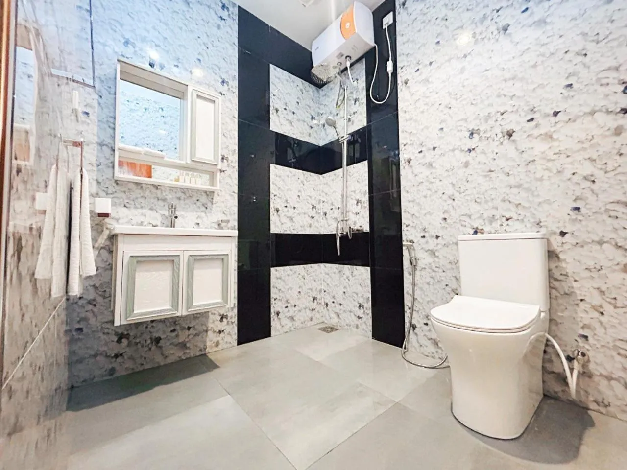 Shower in Top Rich Hotel Nuwara Eliya