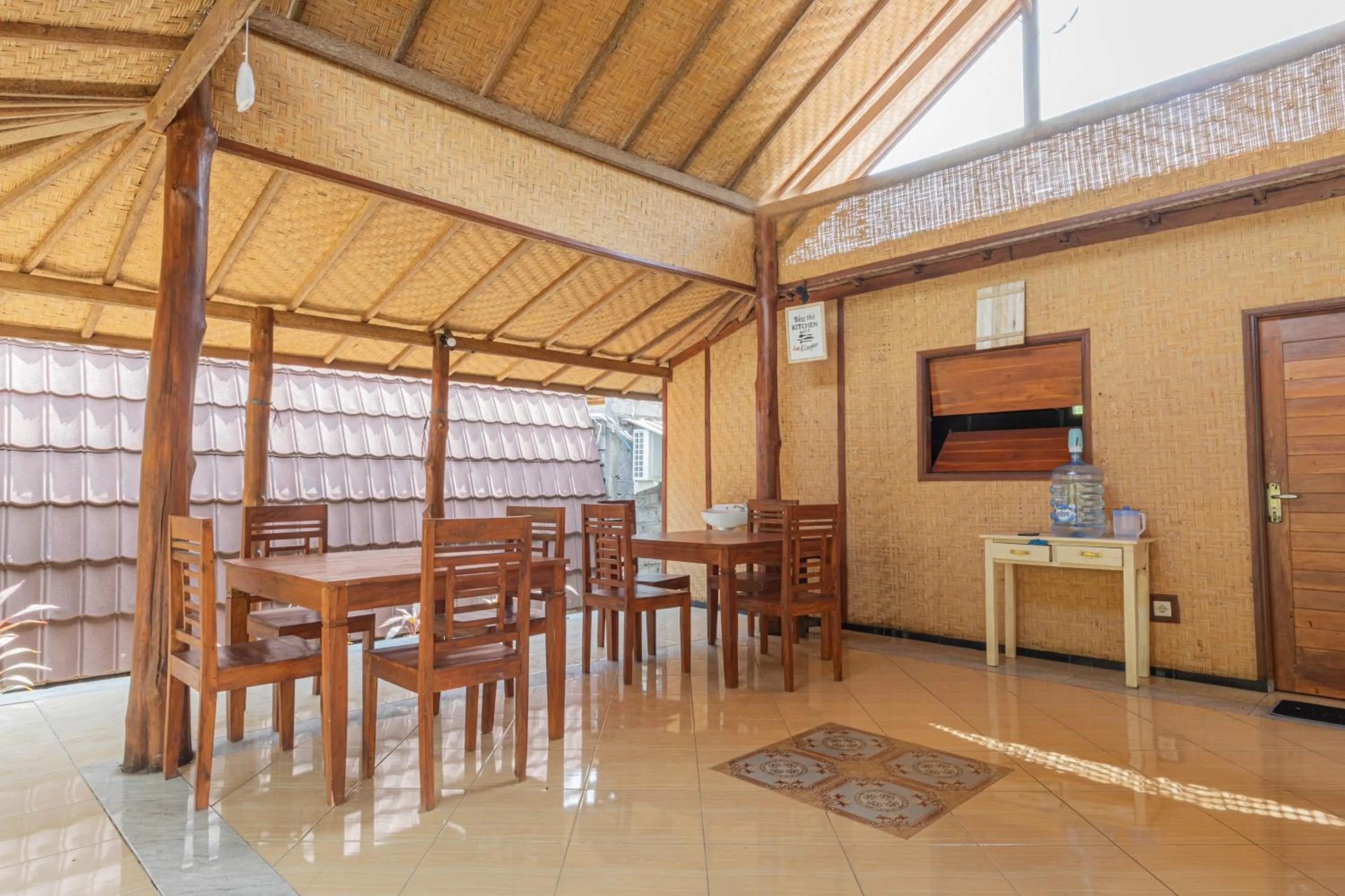 Restaurant/places to eat in Maha Nusa Menjangan