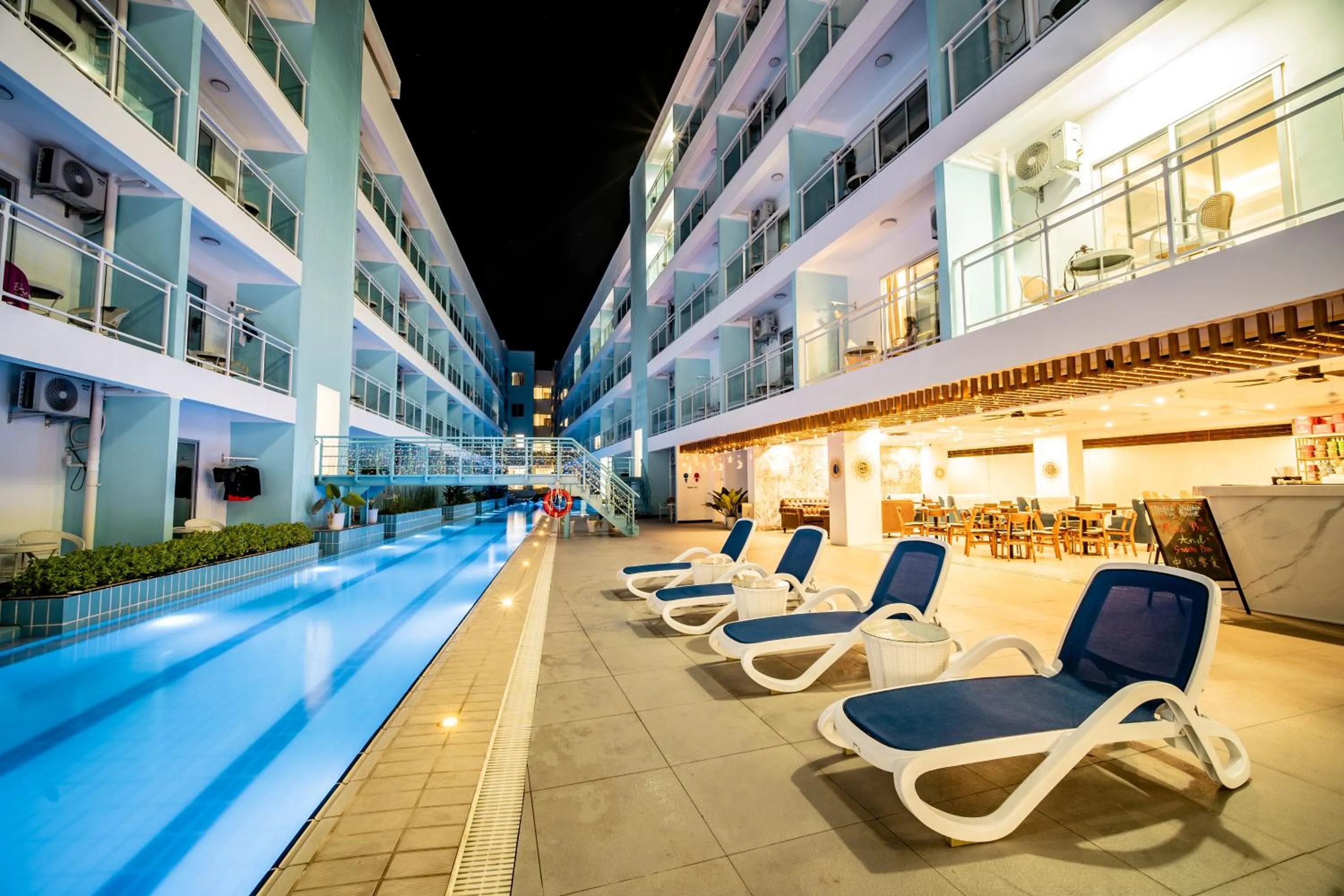Swimming pool in Bohol Dolphin Bay Resort