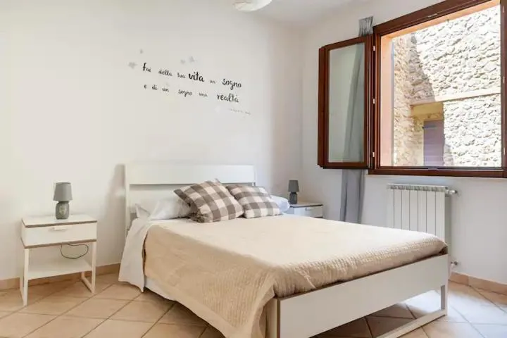 Bedroom, Bed in Casa Nadia - Incantevole appartamento con giardino