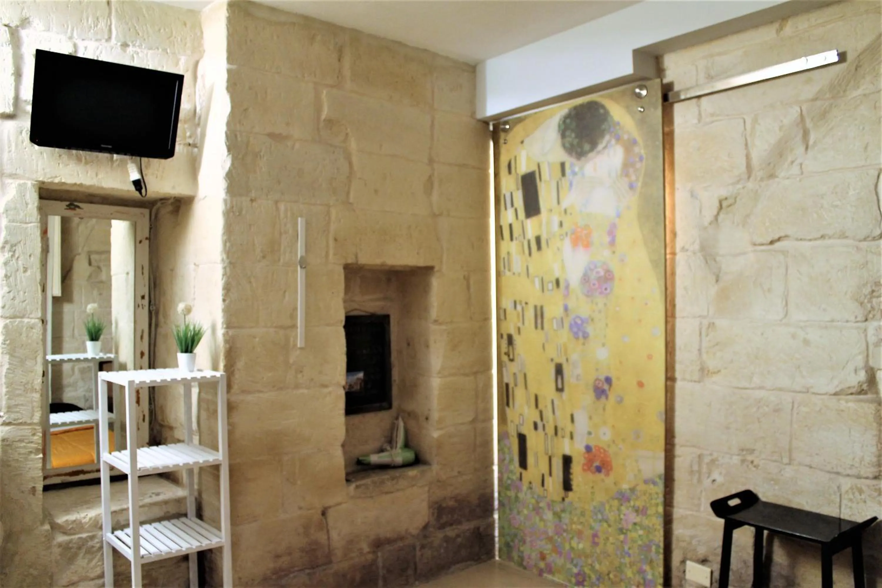 Photo of the whole room in White Suite B&B