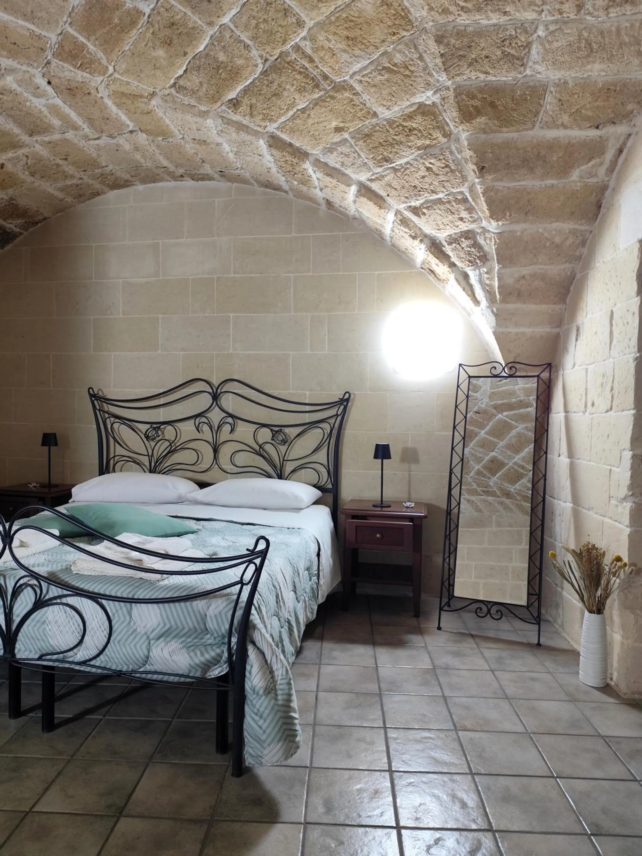 Photo of the whole room, Bed in White Suite B&B