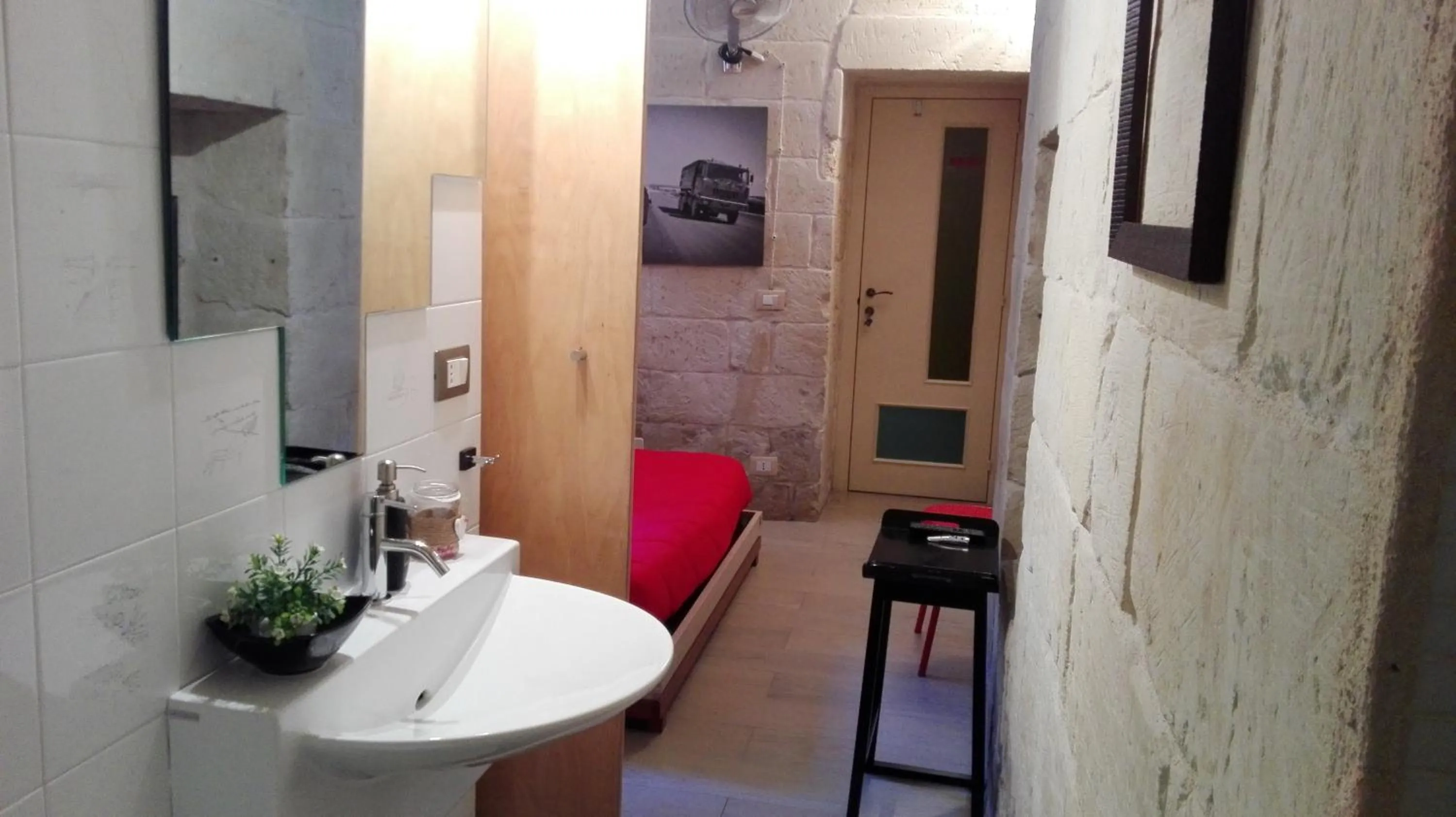 Photo of the whole room in White Suite B&B