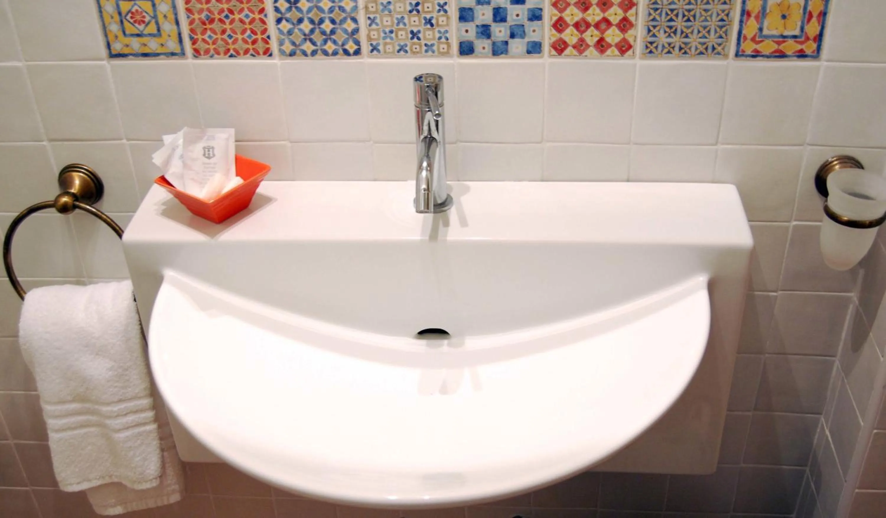 Bathroom in White Suite B&B