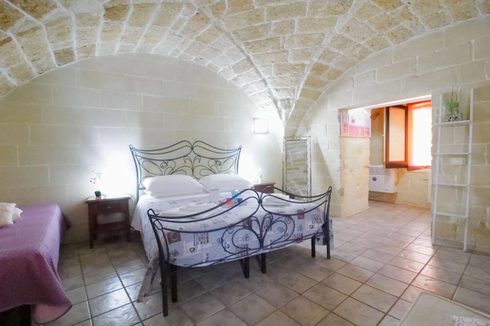 Photo of the whole room, Bed in White Suite B&B