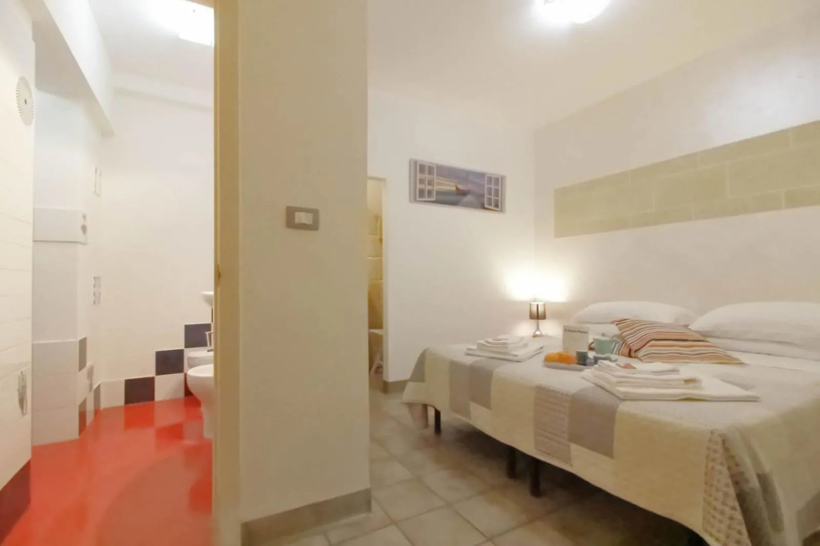 Photo of the whole room, Bed in White Suite B&B