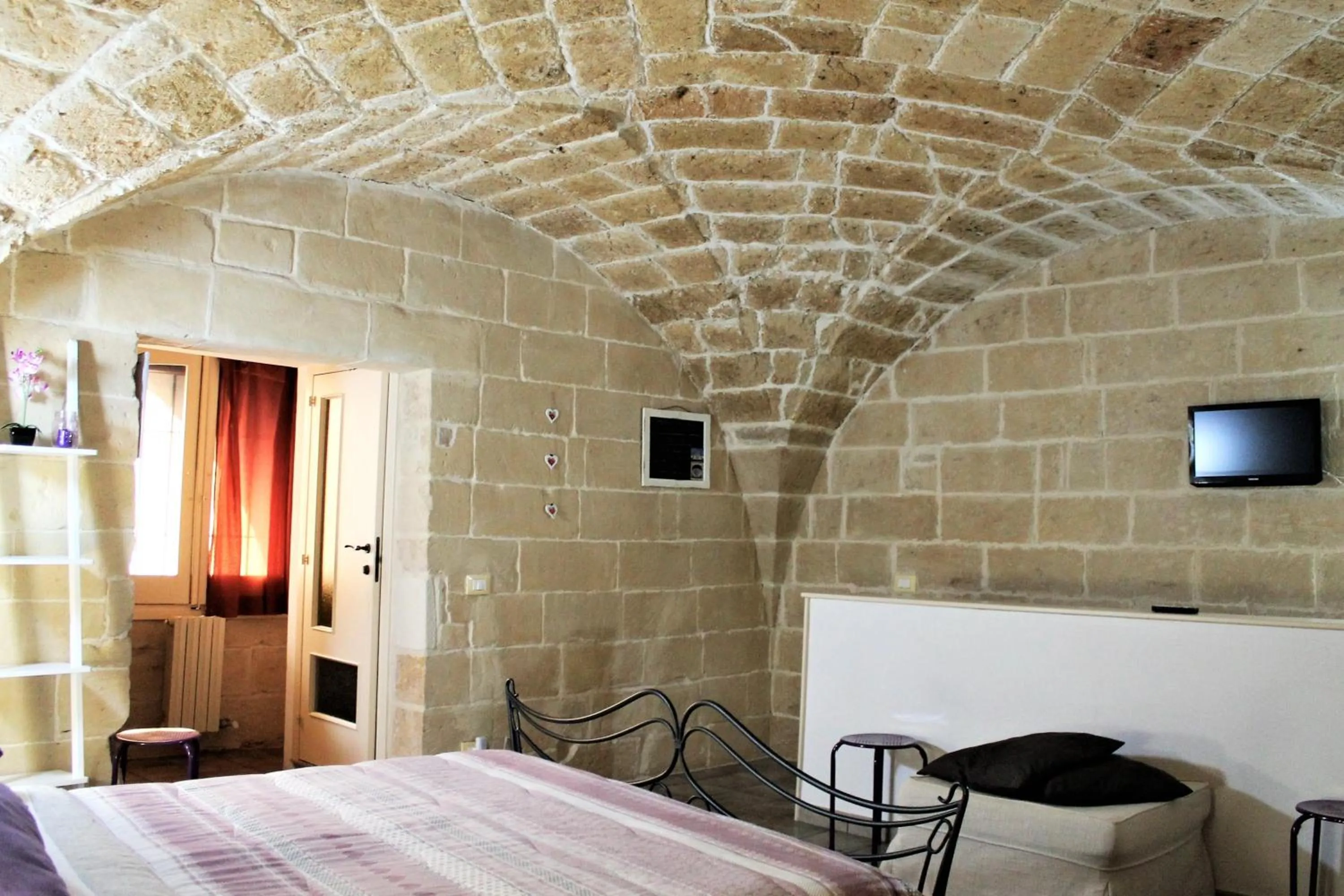 Photo of the whole room, Bed in White Suite B&B