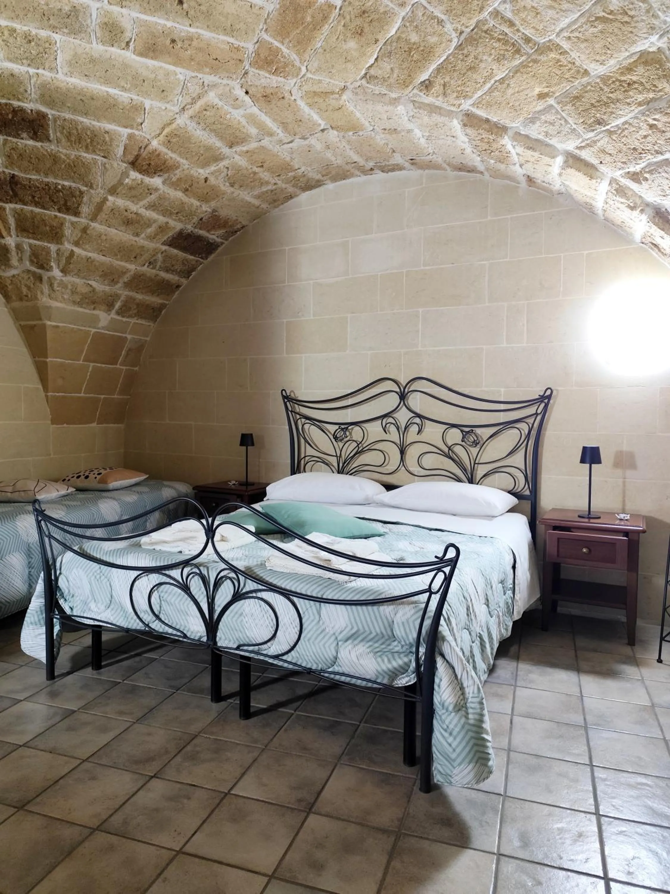 Photo of the whole room, Bed in White Suite B&B
