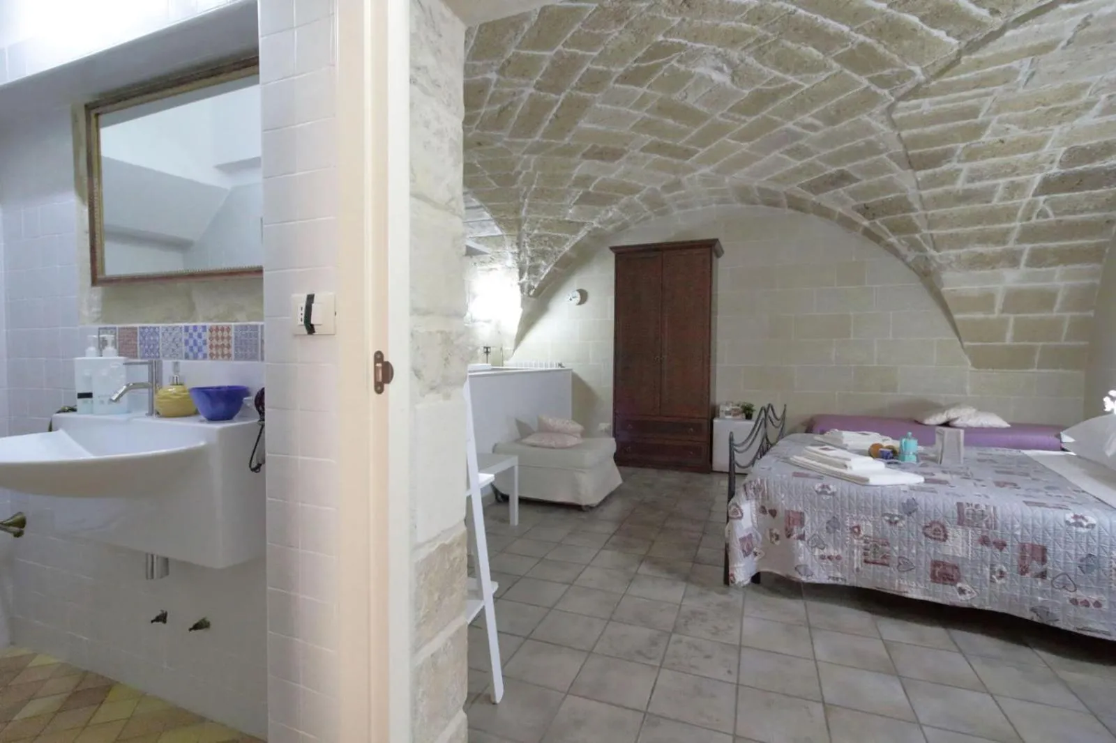 Photo of the whole room, Bed in White Suite B&B