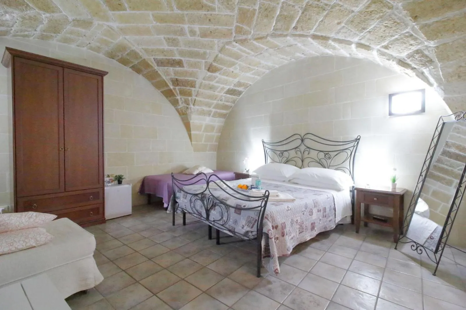 Photo of the whole room, Bed in White Suite B&B