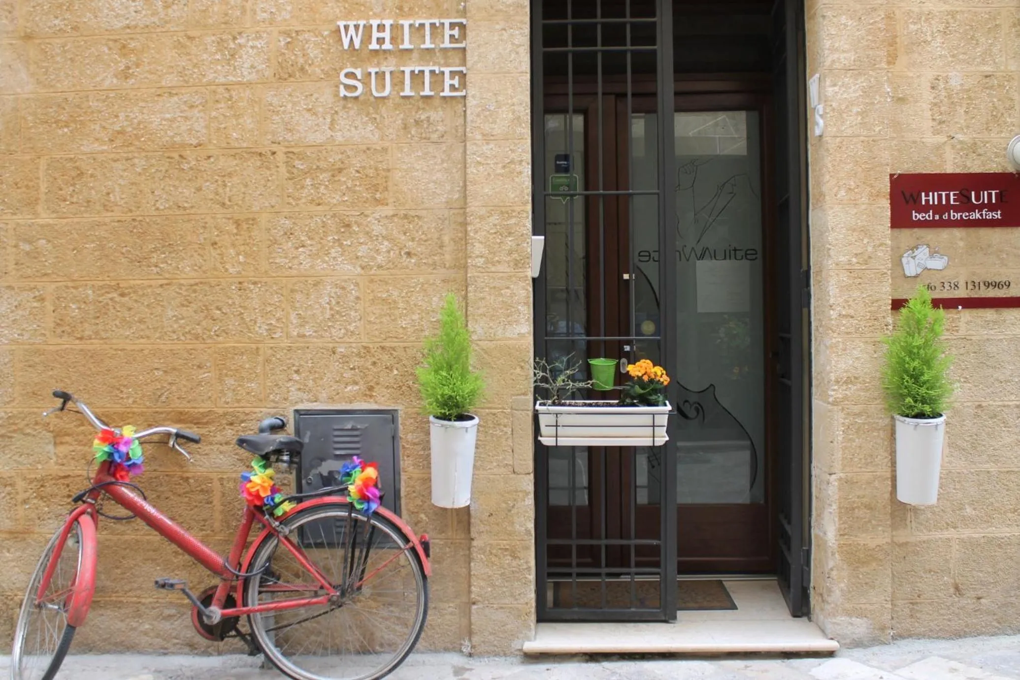 Facade/entrance in White Suite B&B