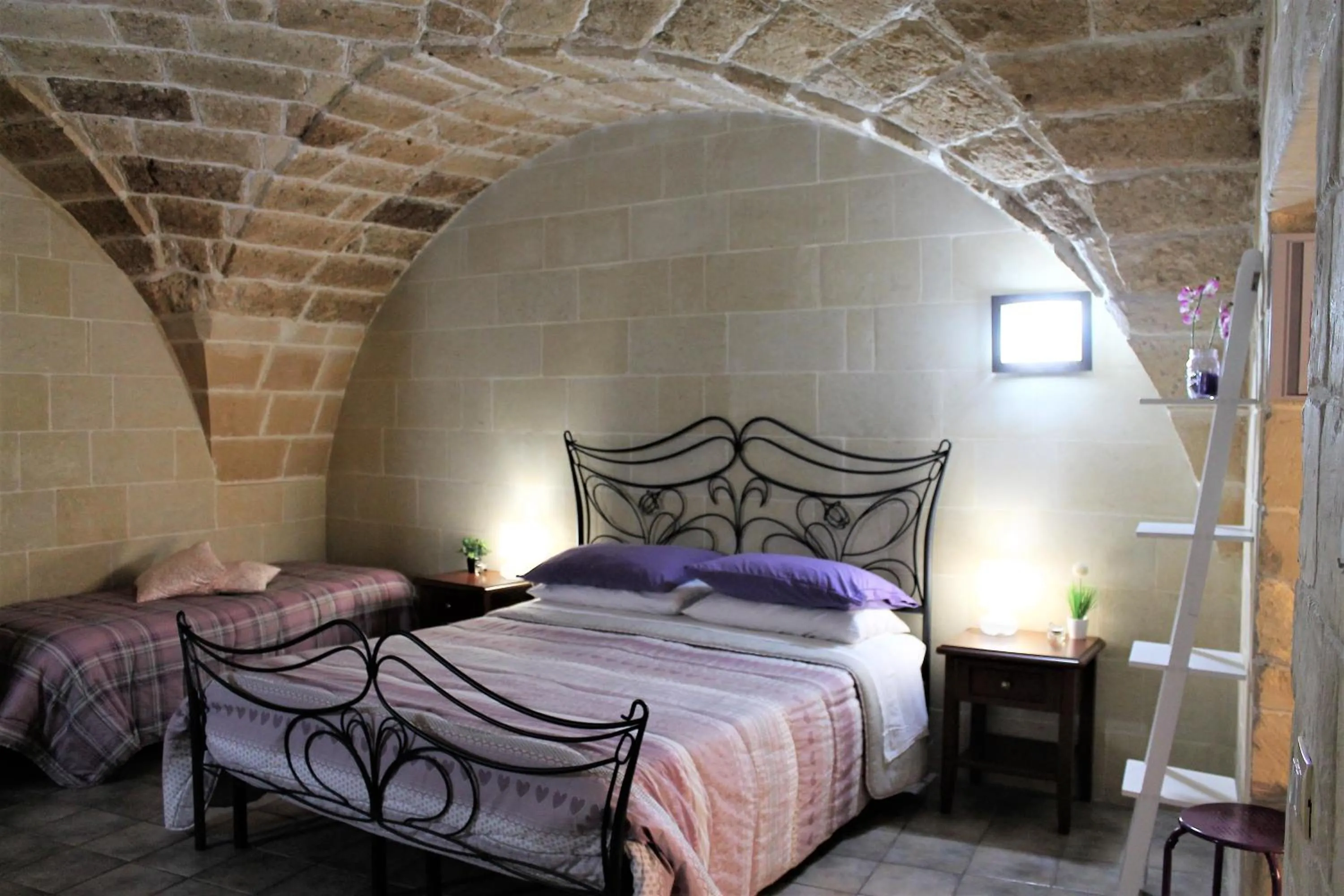 Photo of the whole room, Bed in White Suite B&B