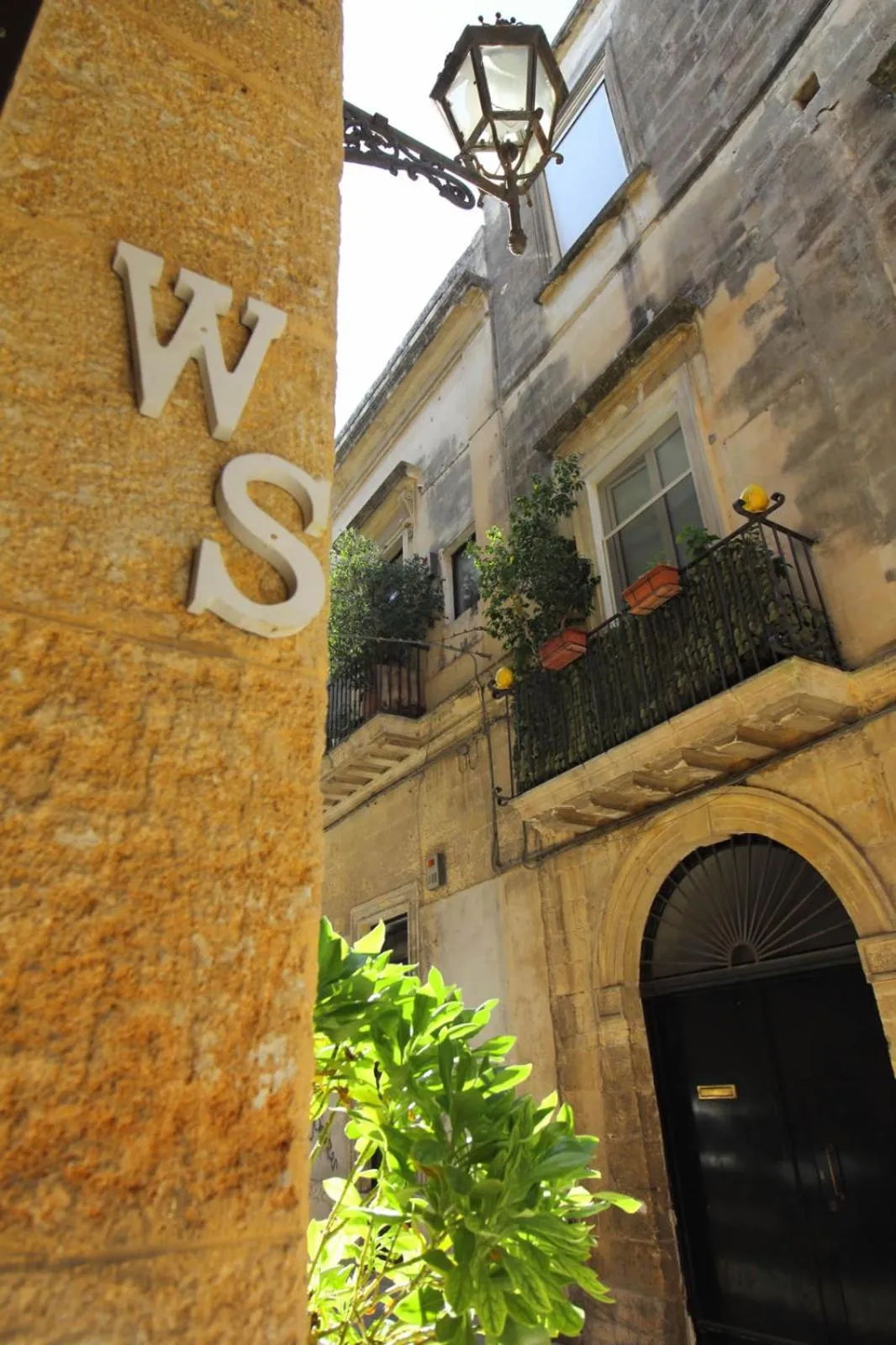 Facade/entrance in White Suite B&B