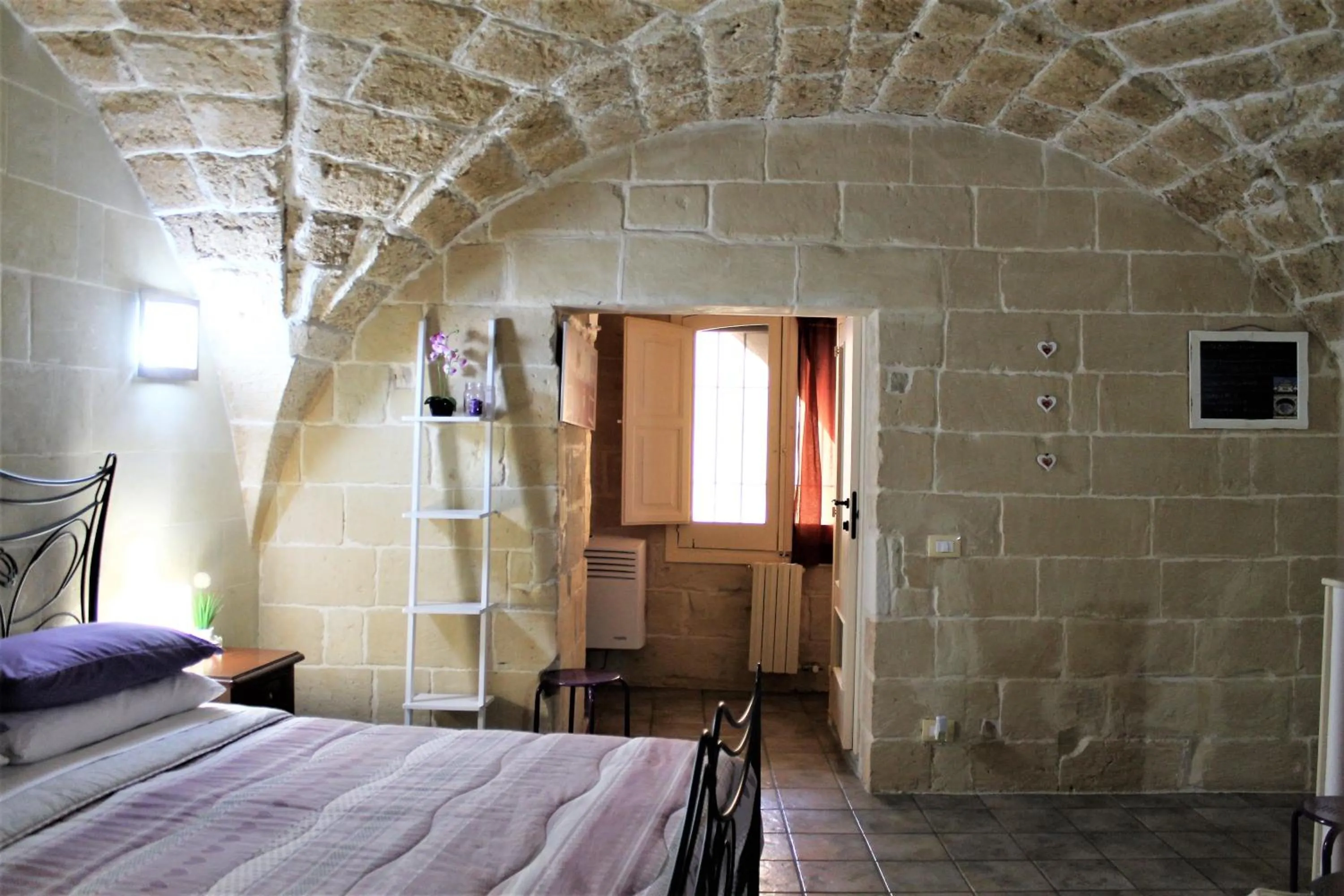 Photo of the whole room, Bed in White Suite B&B