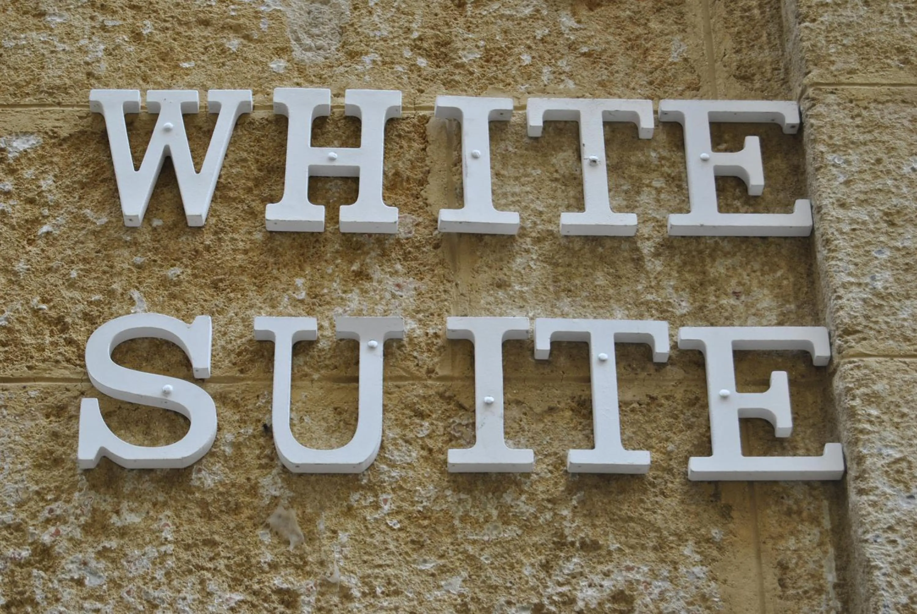 Facade/entrance in White Suite B&B