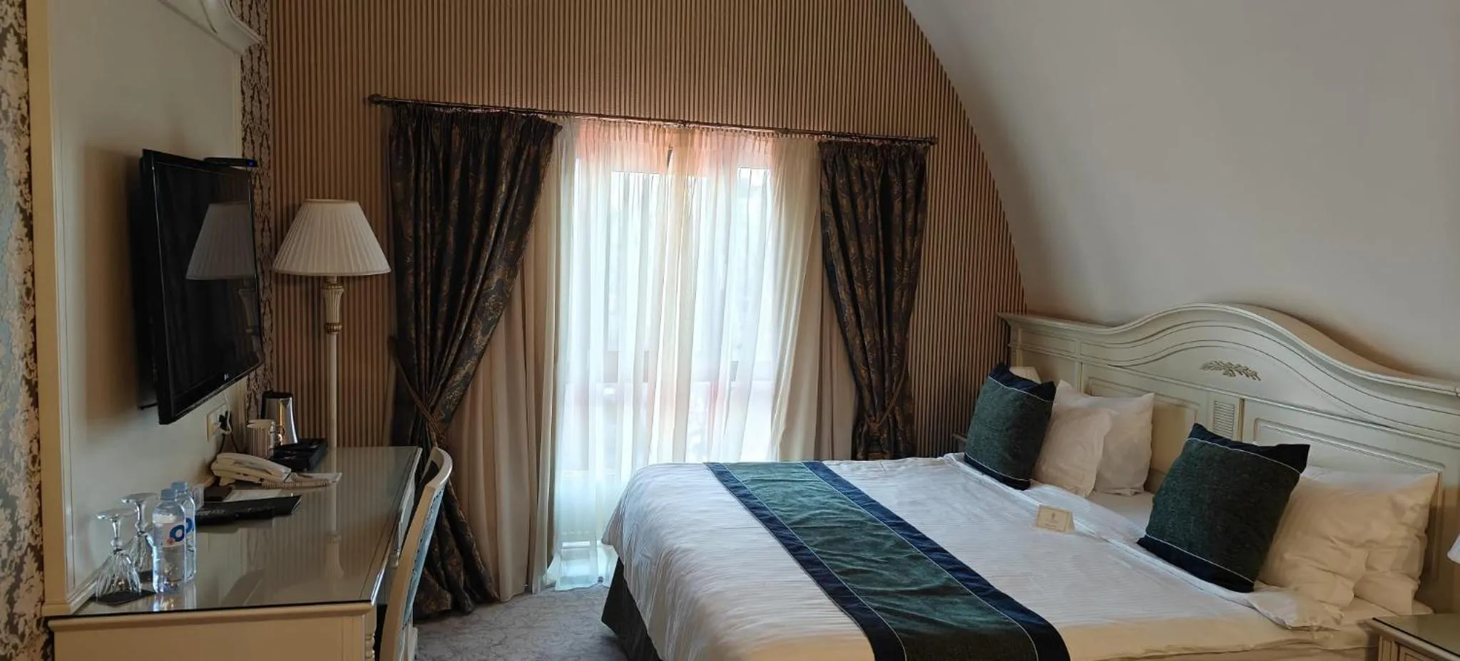 Communal lounge/ TV room, Bed in Savoy Hotel