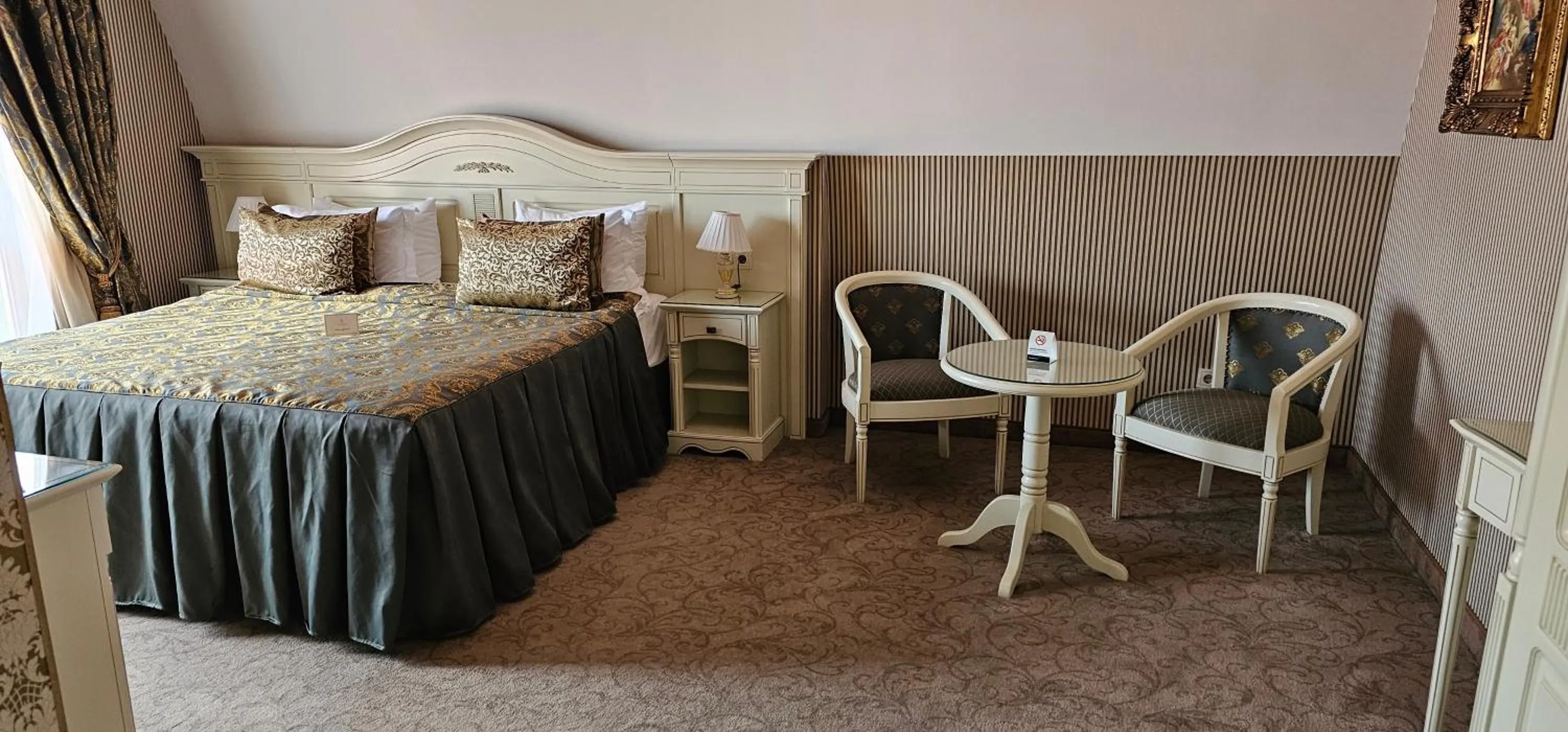 Photo of the whole room, Bed in Savoy Hotel