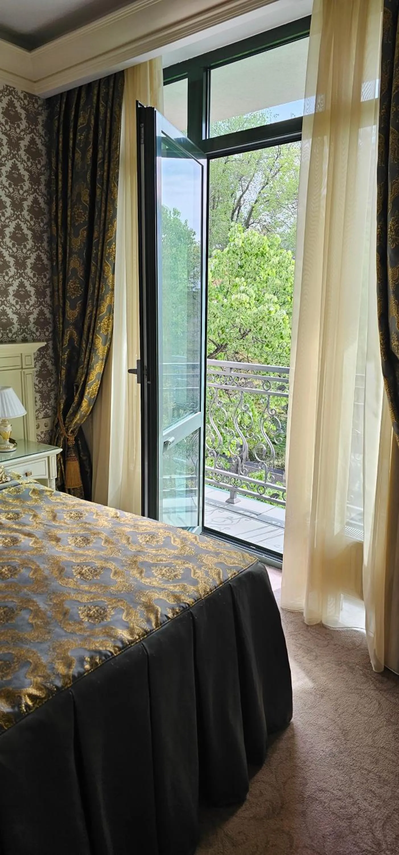 Balcony/Terrace, Bed in Savoy Hotel