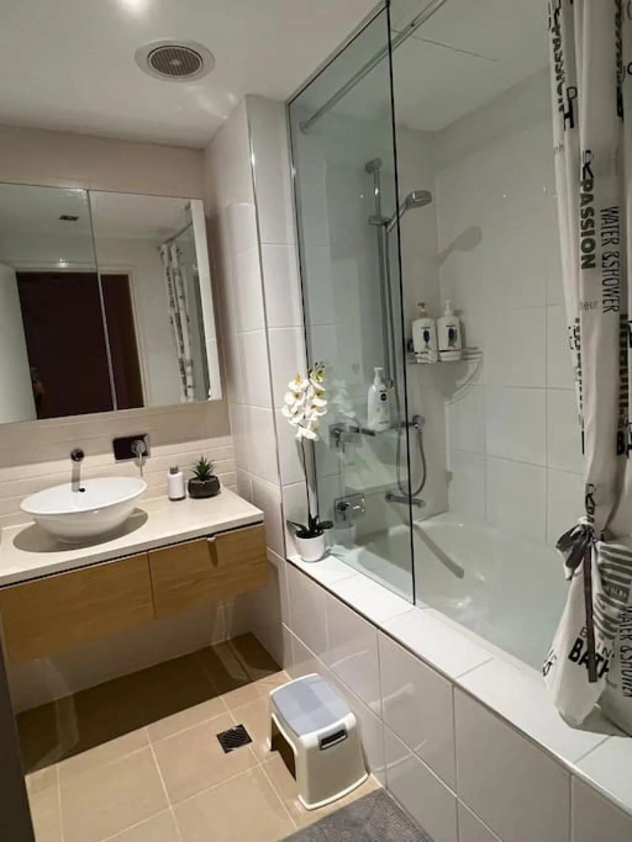 Shower in Waterfront Escape 2Bdr, Wavepool, Restaurants