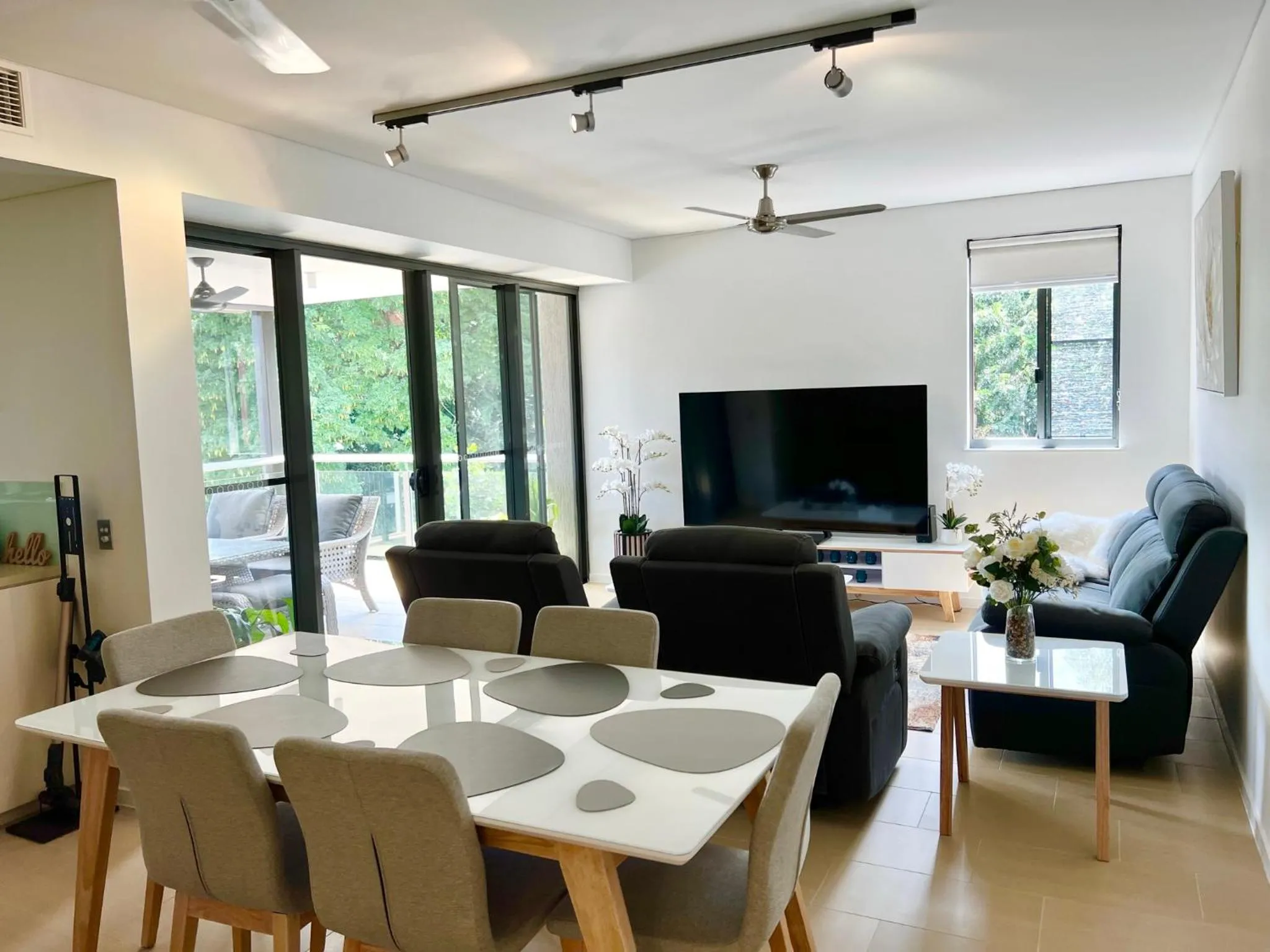 Dining area in Waterfront Escape 2Bdr, Wavepool, Restaurants
