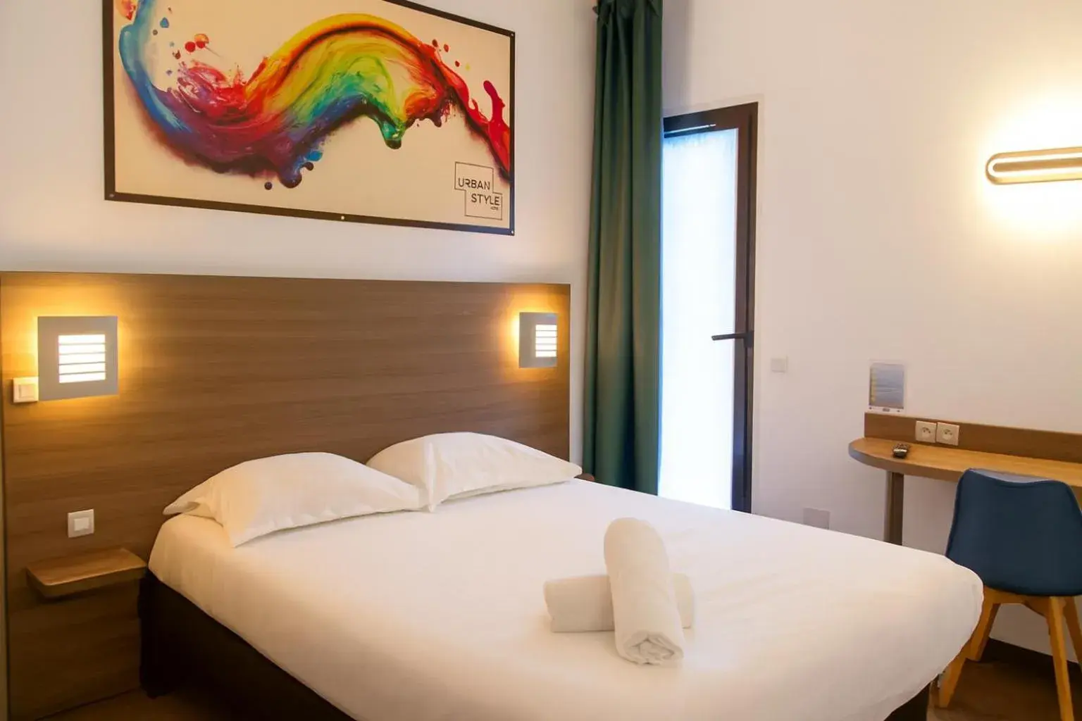 Bedroom, Bed in Urban Style Cannes Mouans-Sartoux Bedroom, Bed in Urban Style Cannes Mouans-Sartoux