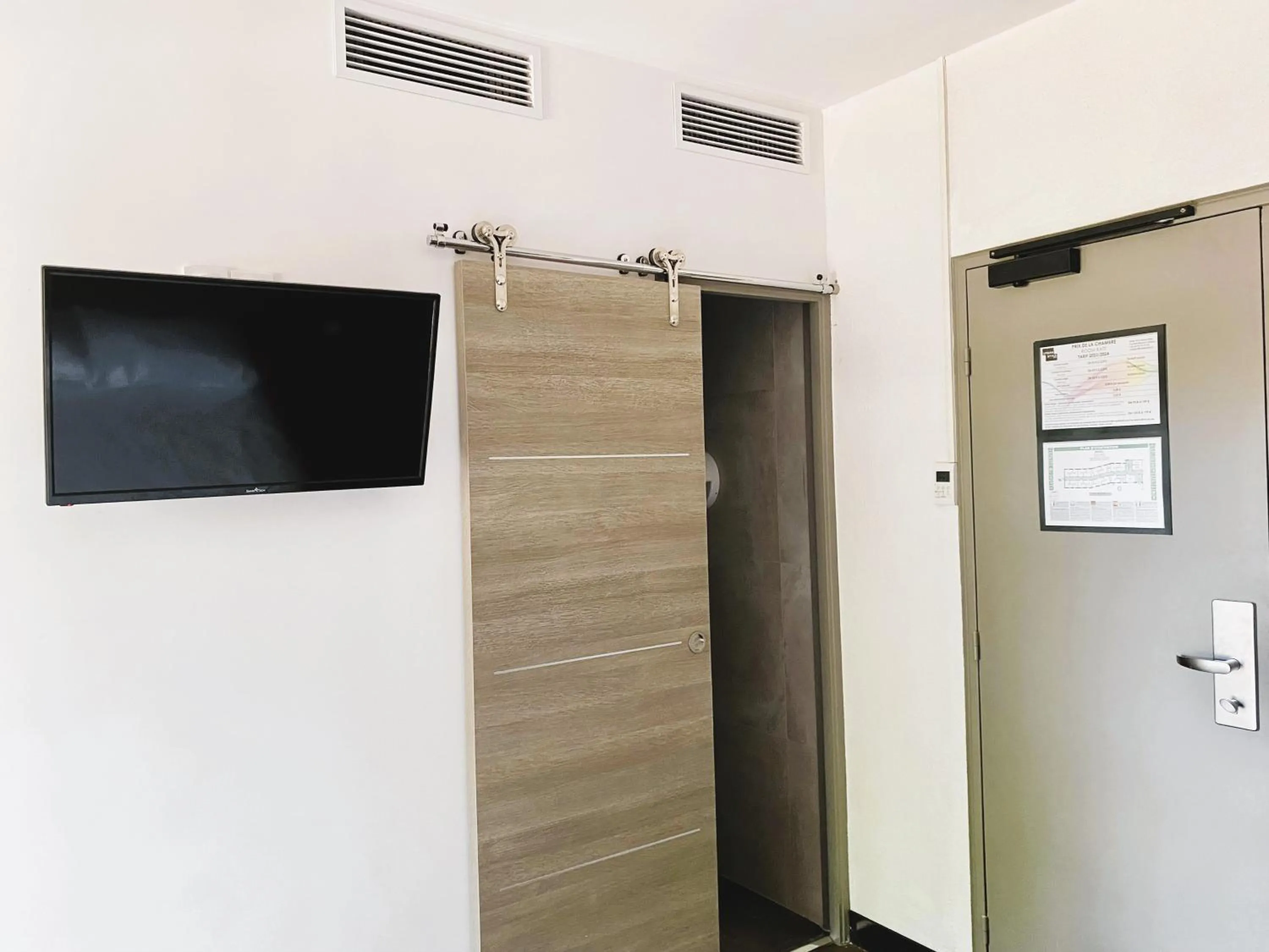 Bathroom in Urban Style Cannes Mouans-Sartoux