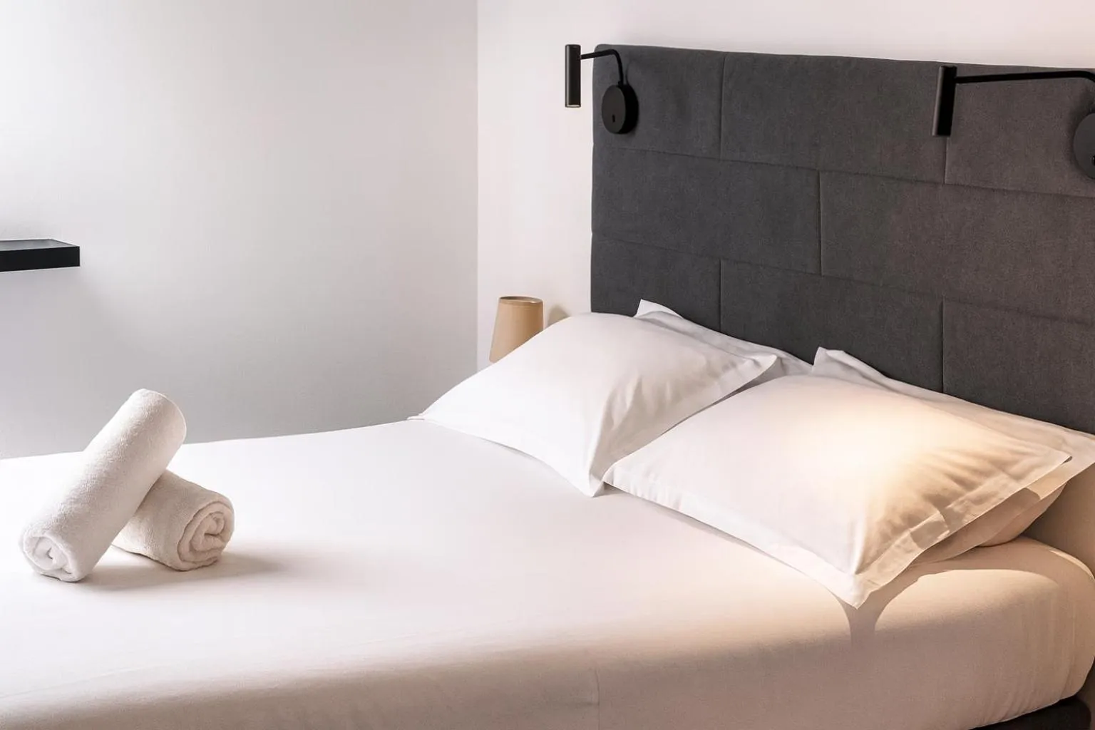 Bedroom, Bed in Urban Style Cannes Mouans-Sartoux