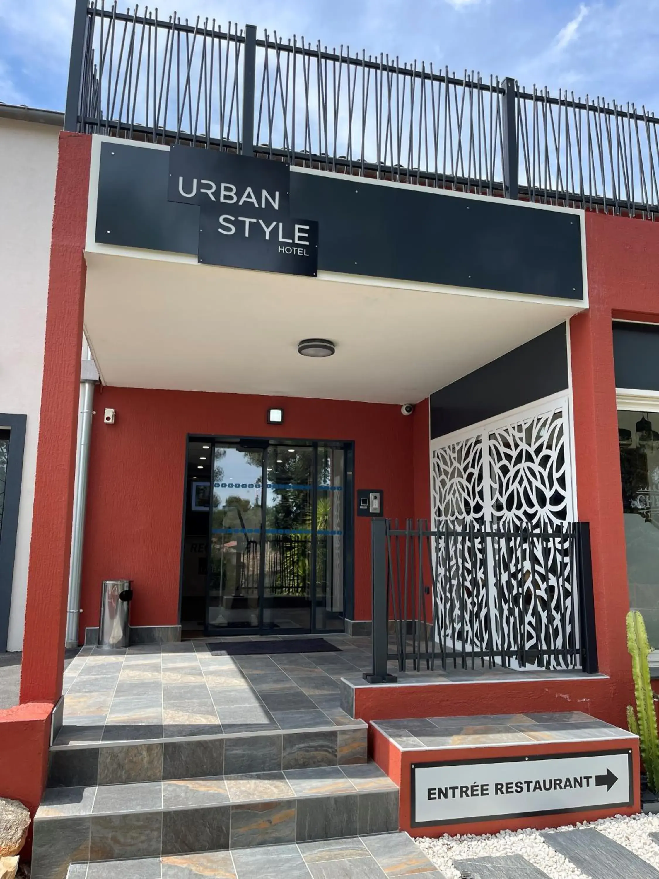 Facade/entrance in Urban Style Cannes Mouans-Sartoux Facade/entrance in Urban Style Cannes Mouans-Sartoux