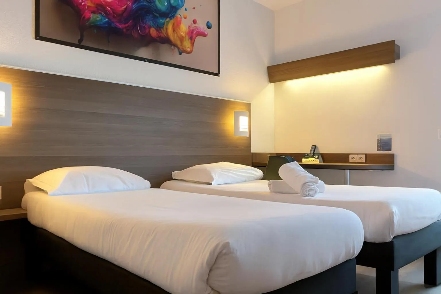 Bedroom, Bed in Urban Style Cannes Mouans-Sartoux