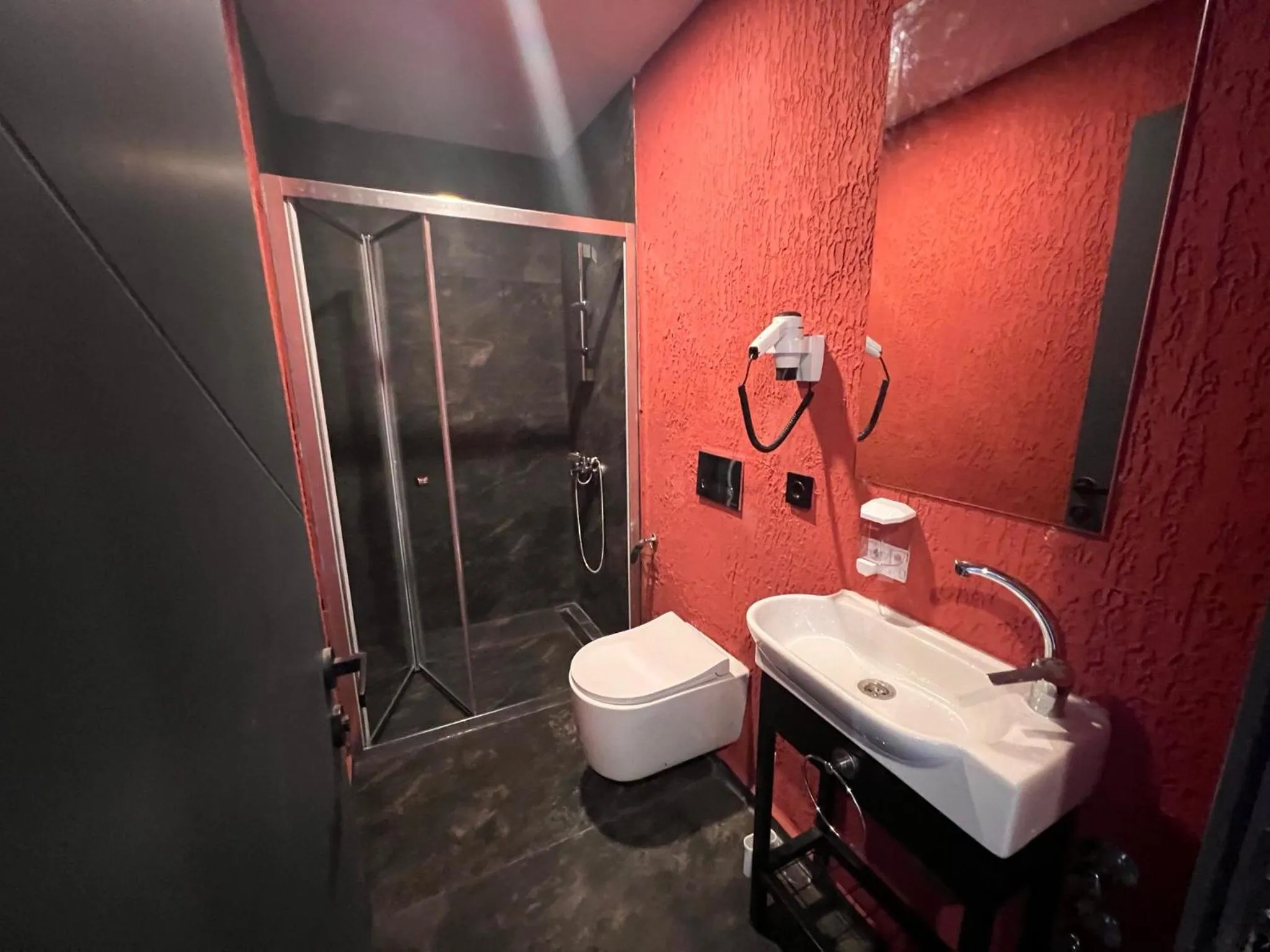 Shower in Wolf Of The City Hotel & Spa