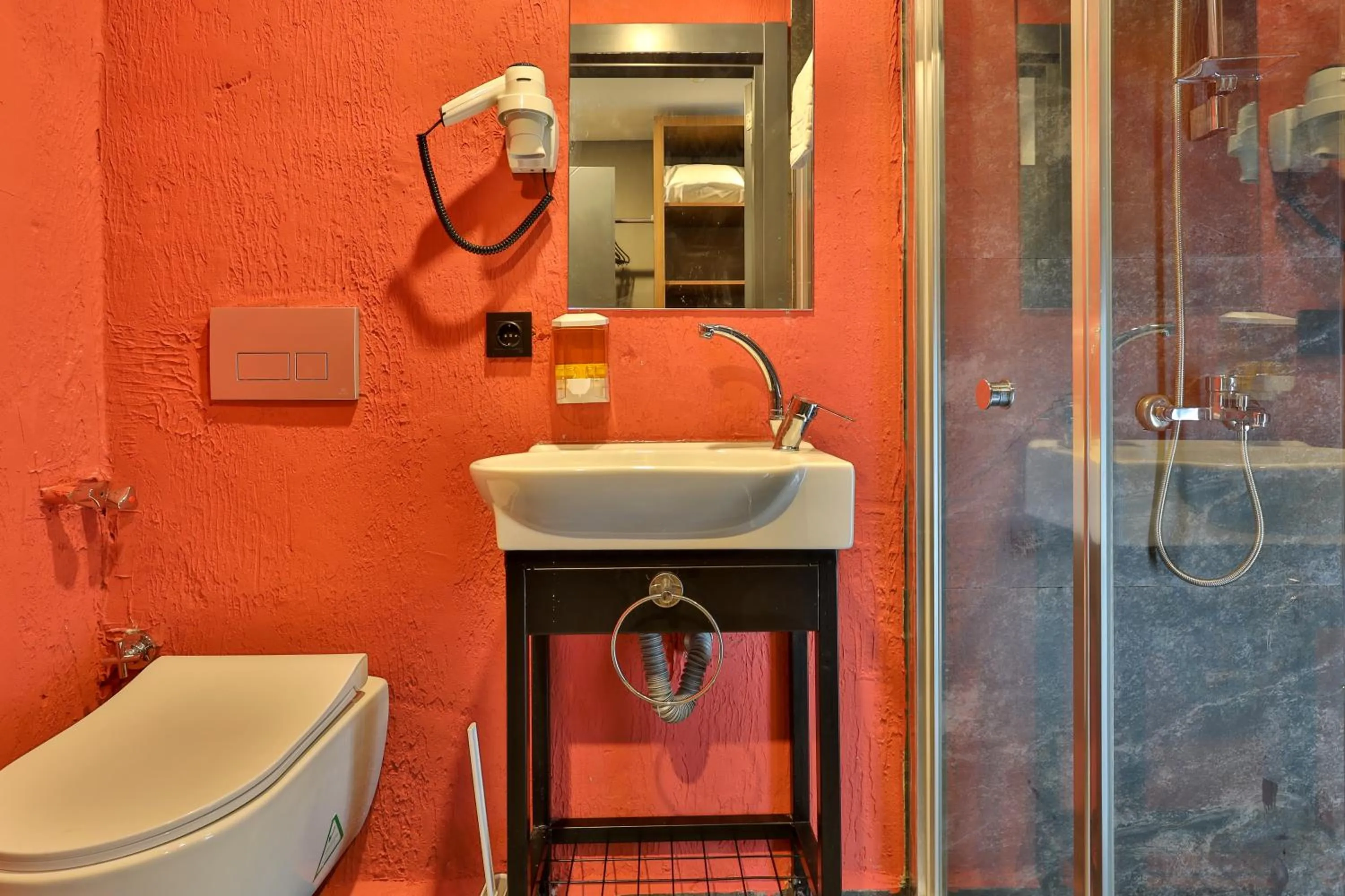 Shower in Wolf Of The City Hotel & Spa