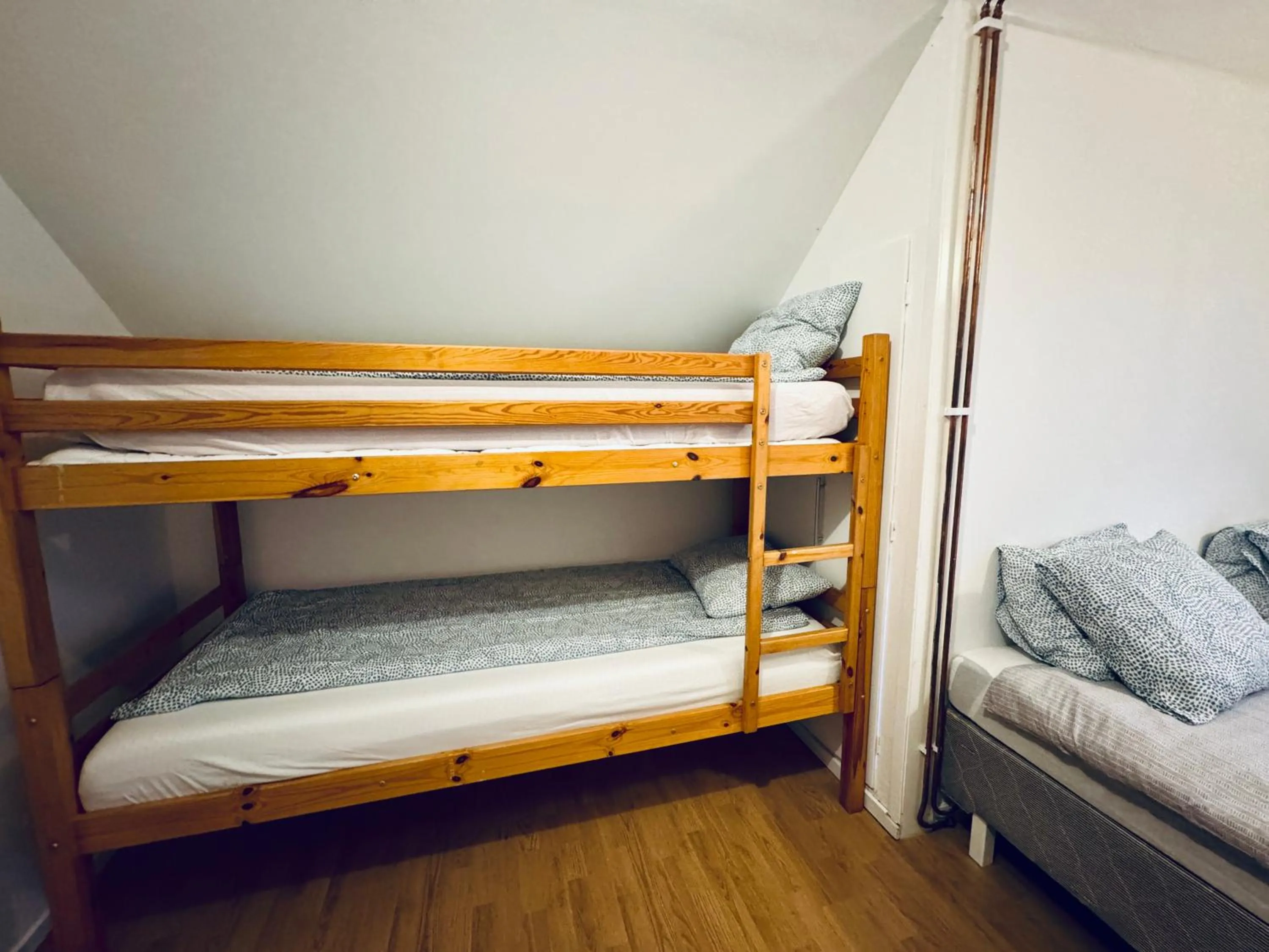 Bed in Hässlebogården Turist & Konferens