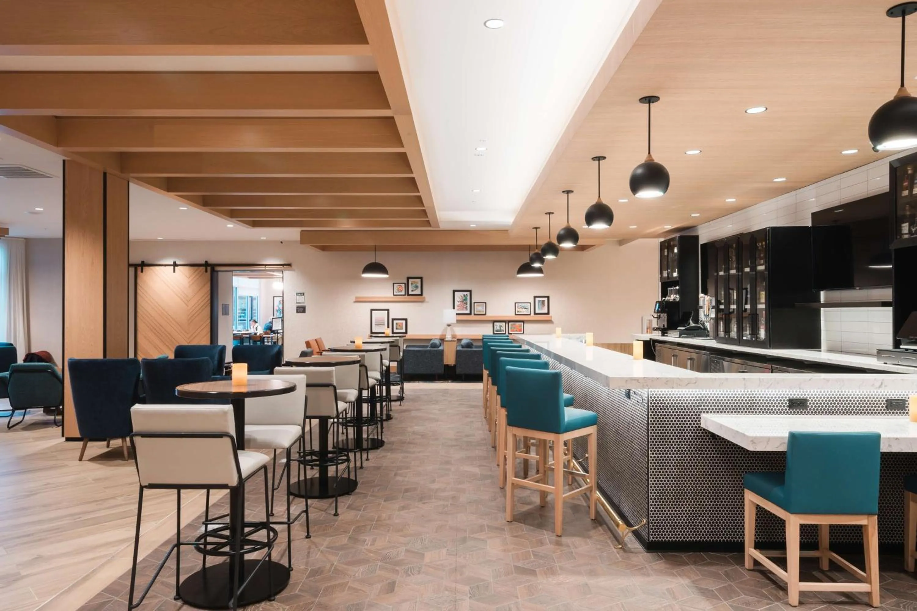 Lounge or bar in Hyatt House Sacramento Airport - Natomas